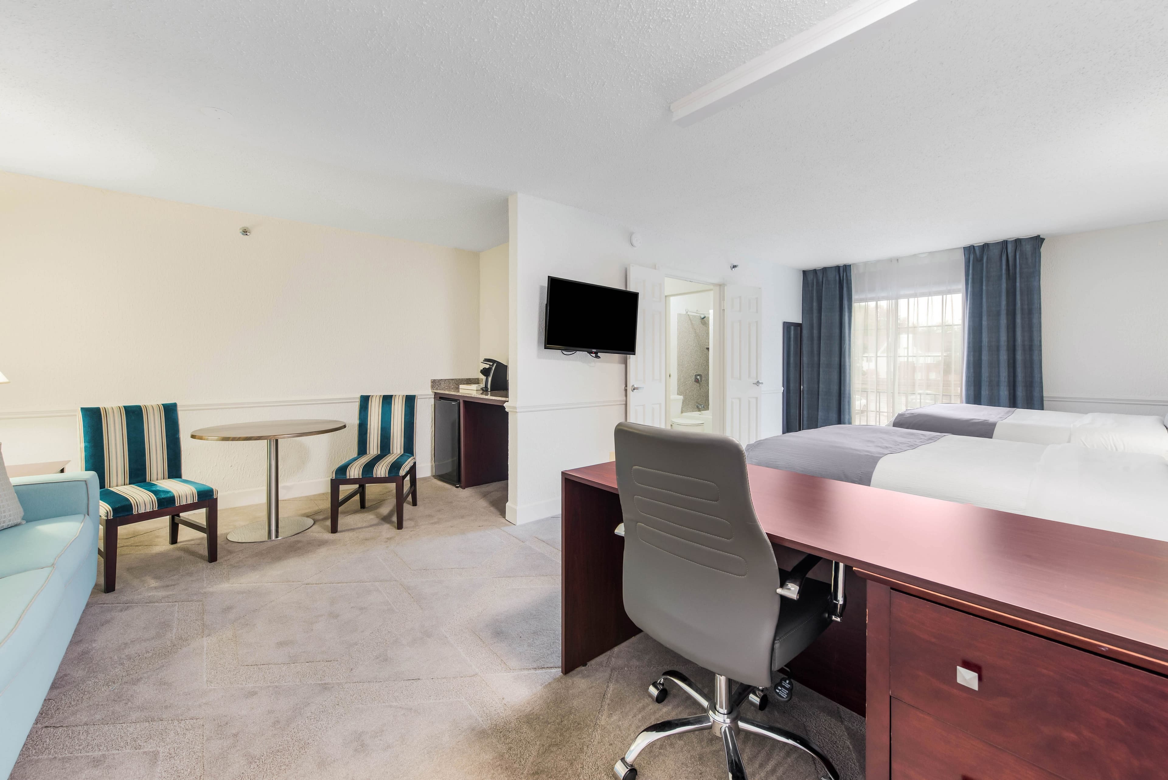 The Blu Hotel Blue Ash Cincinnati, an Ascend Collection Hotel - Image 4
