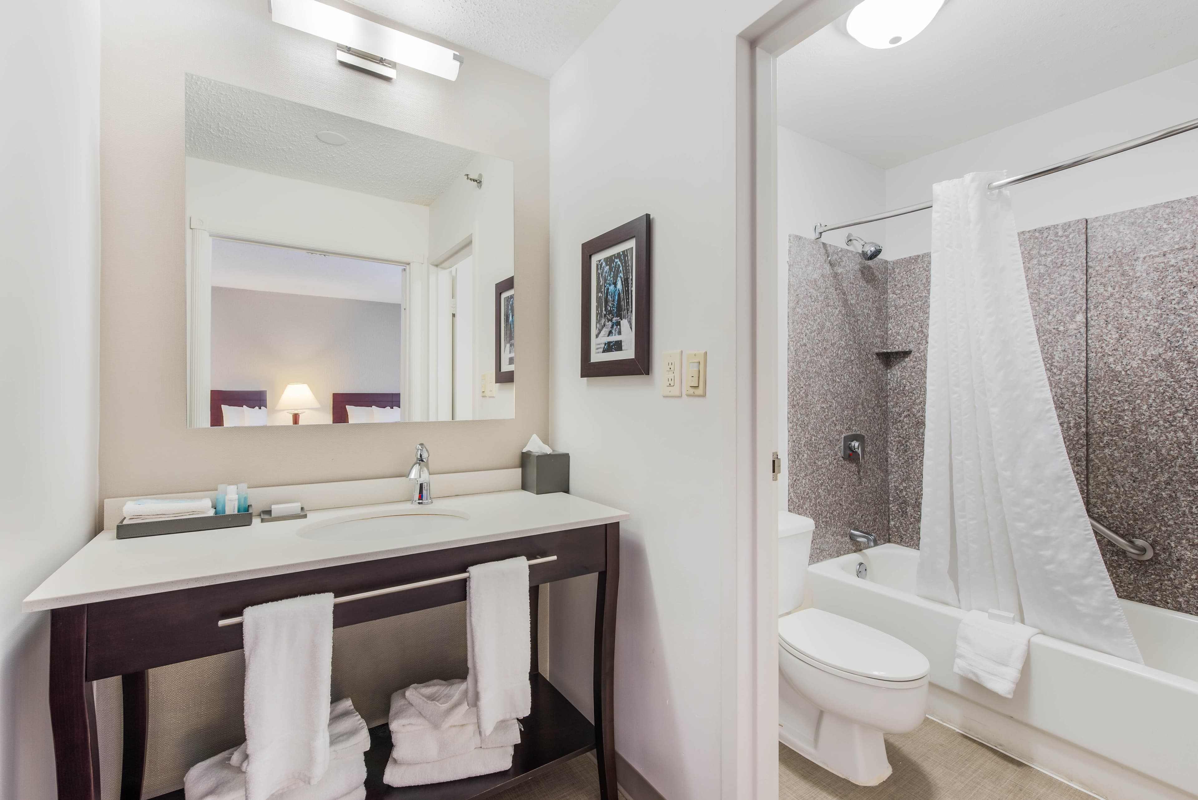 The Blu Hotel Blue Ash Cincinnati, an Ascend Collection Hotel - Image 5