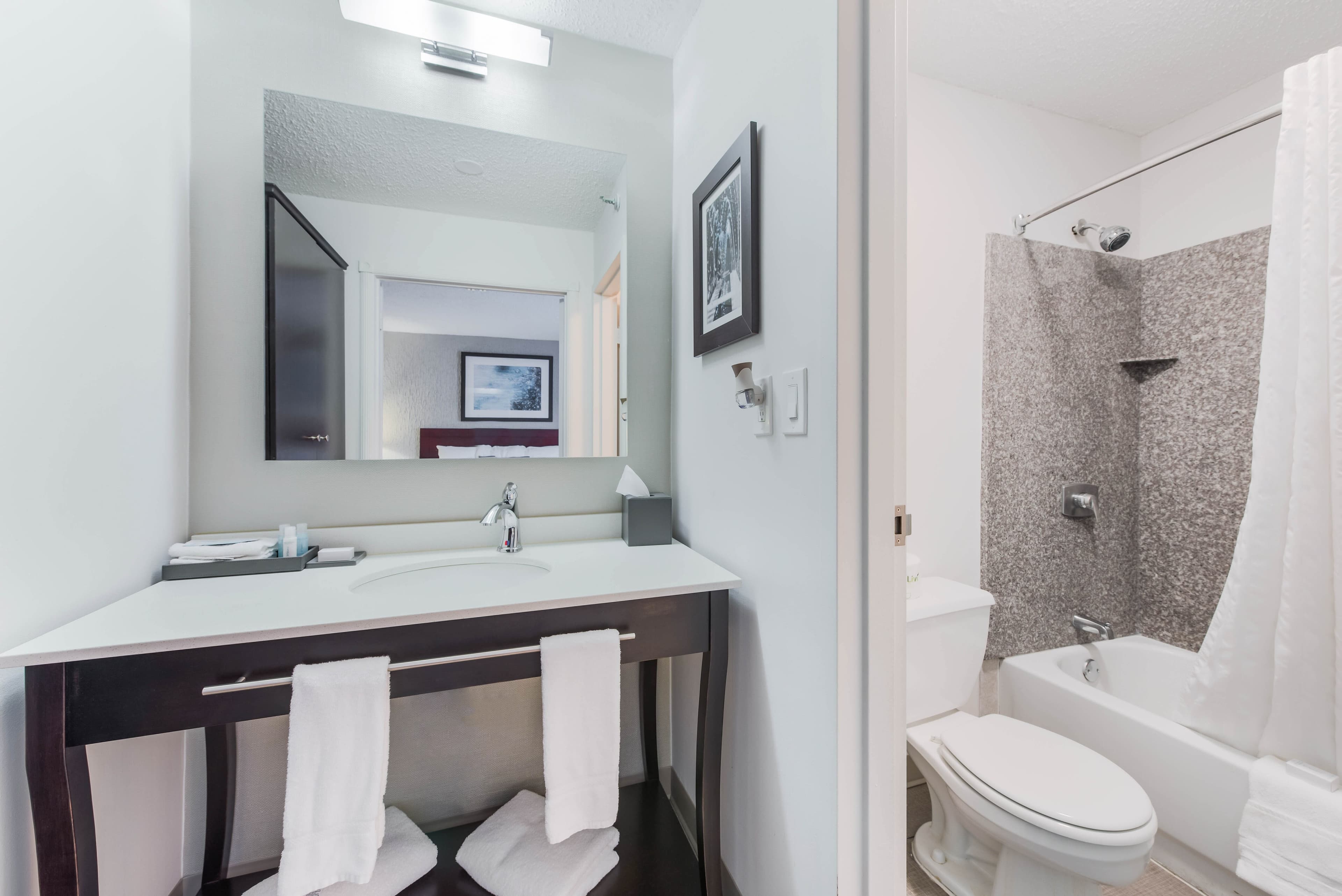The Blu Hotel Blue Ash Cincinnati, an Ascend Collection Hotel — 29
