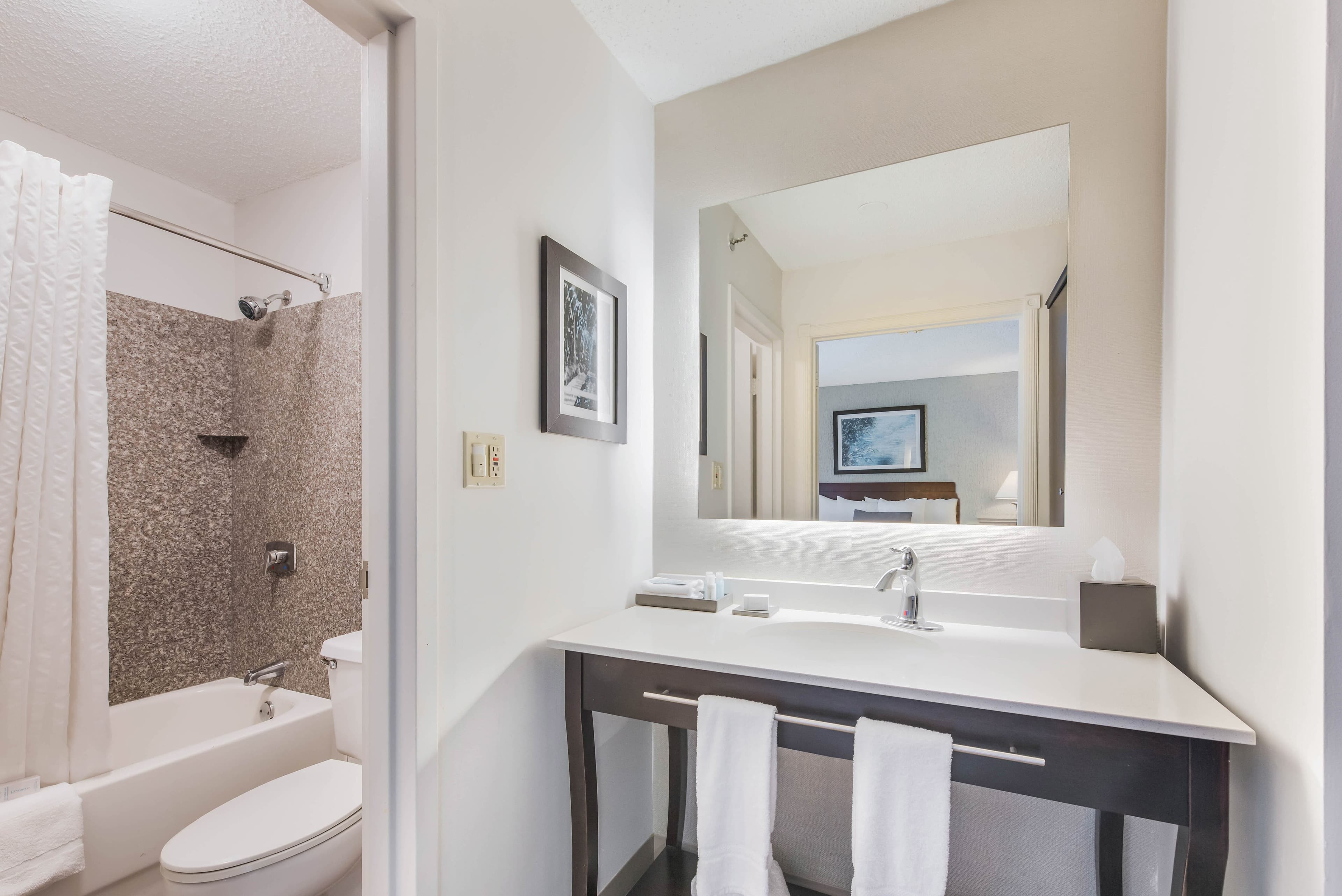 The Blu Hotel Blue Ash Cincinnati, an Ascend Collection Hotel — 26