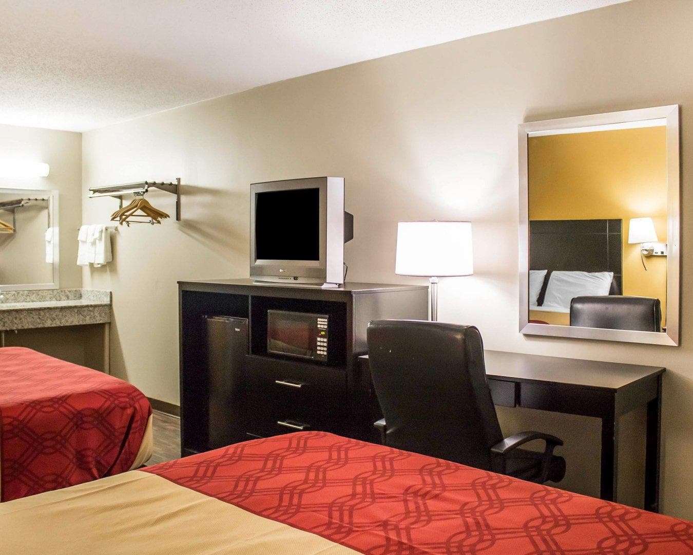 Econo Lodge Columbus West — 7