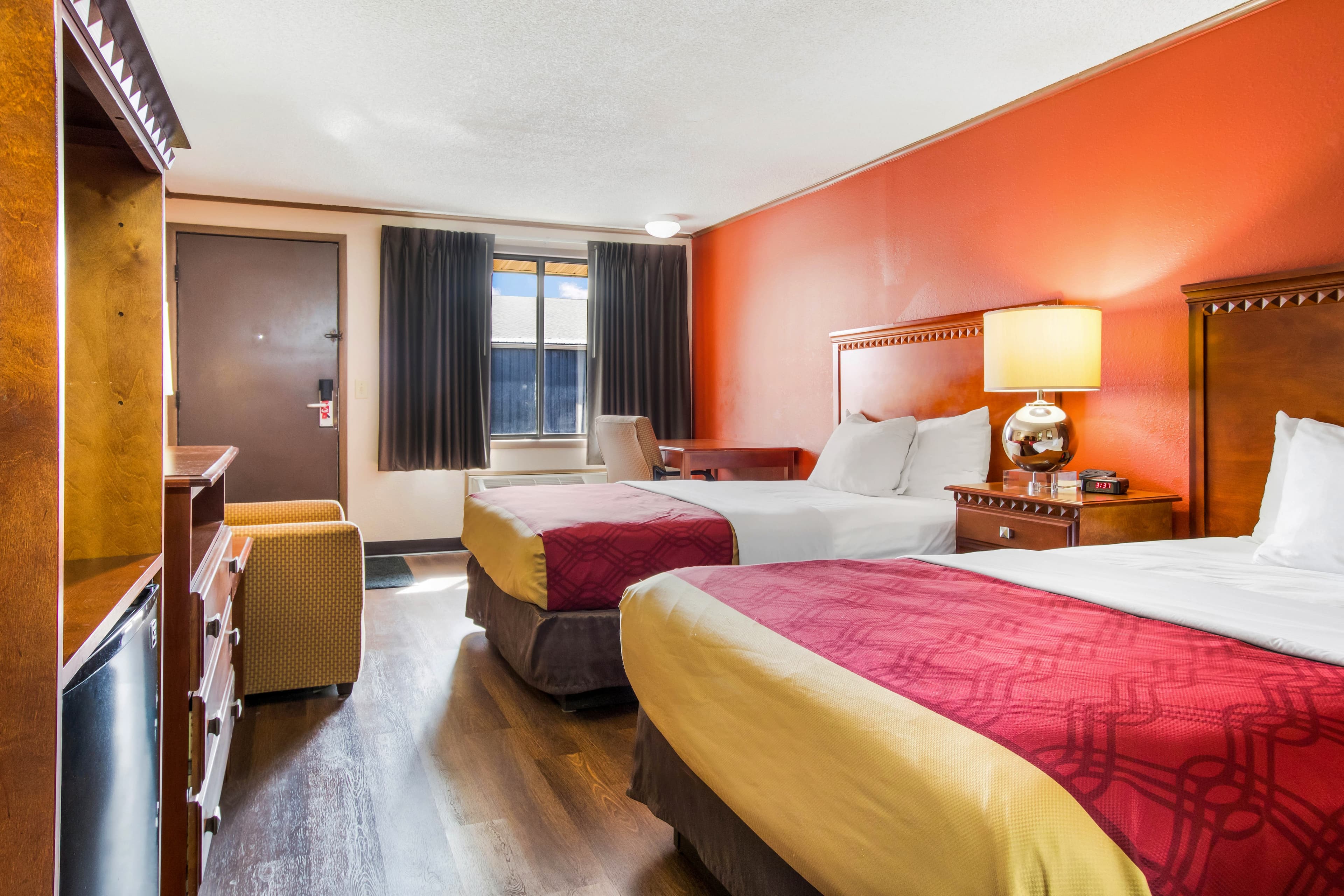 Econo Lodge - Image 3