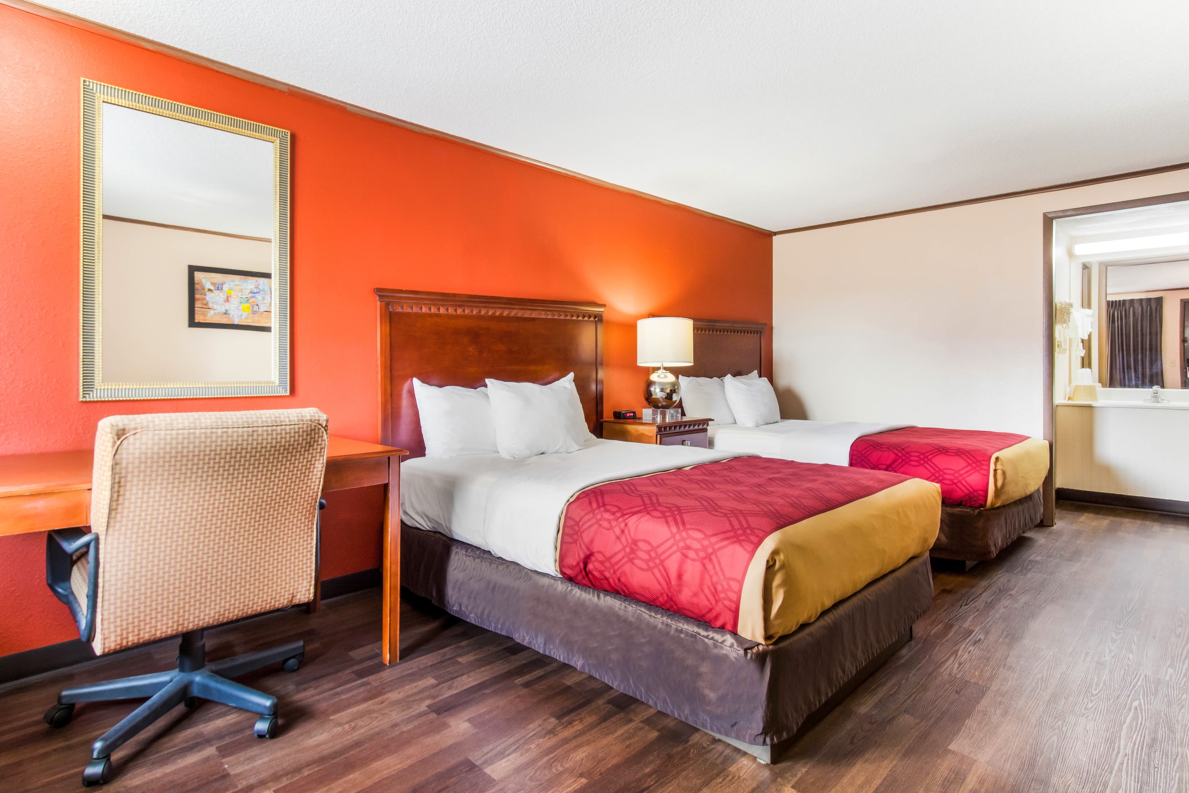 Econo Lodge - Image 4