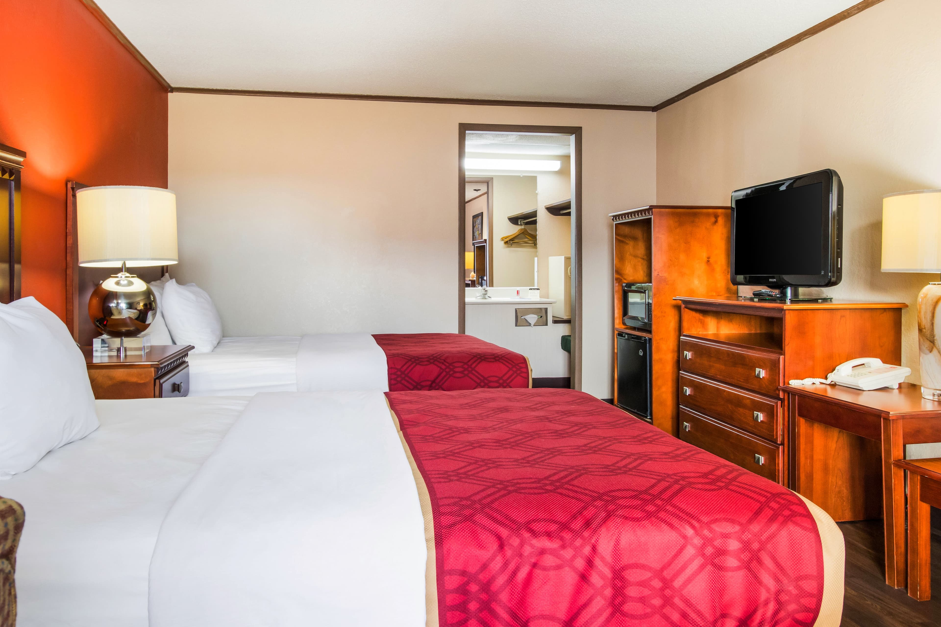Econo Lodge - Image 5