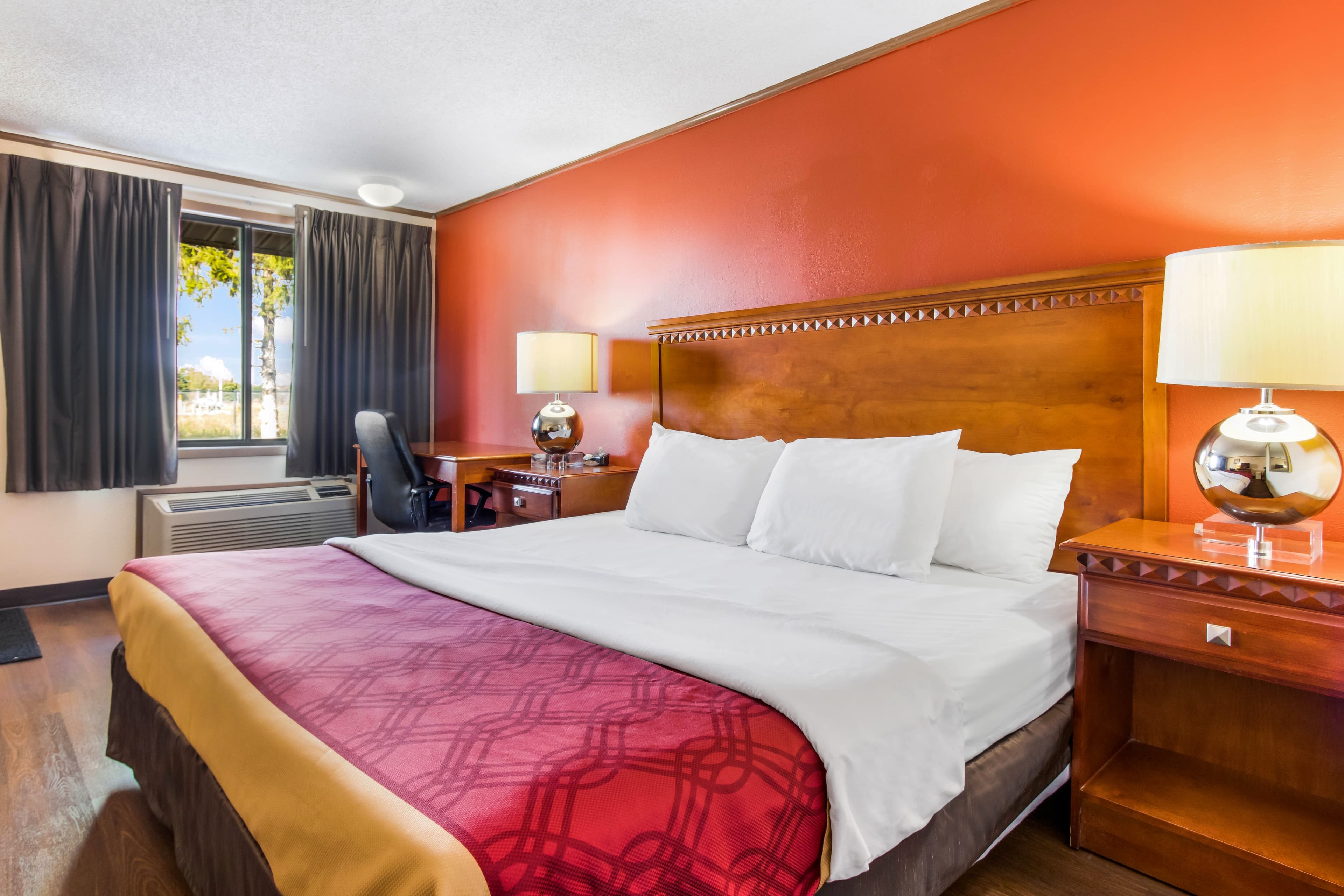 Econo Lodge - Image 1