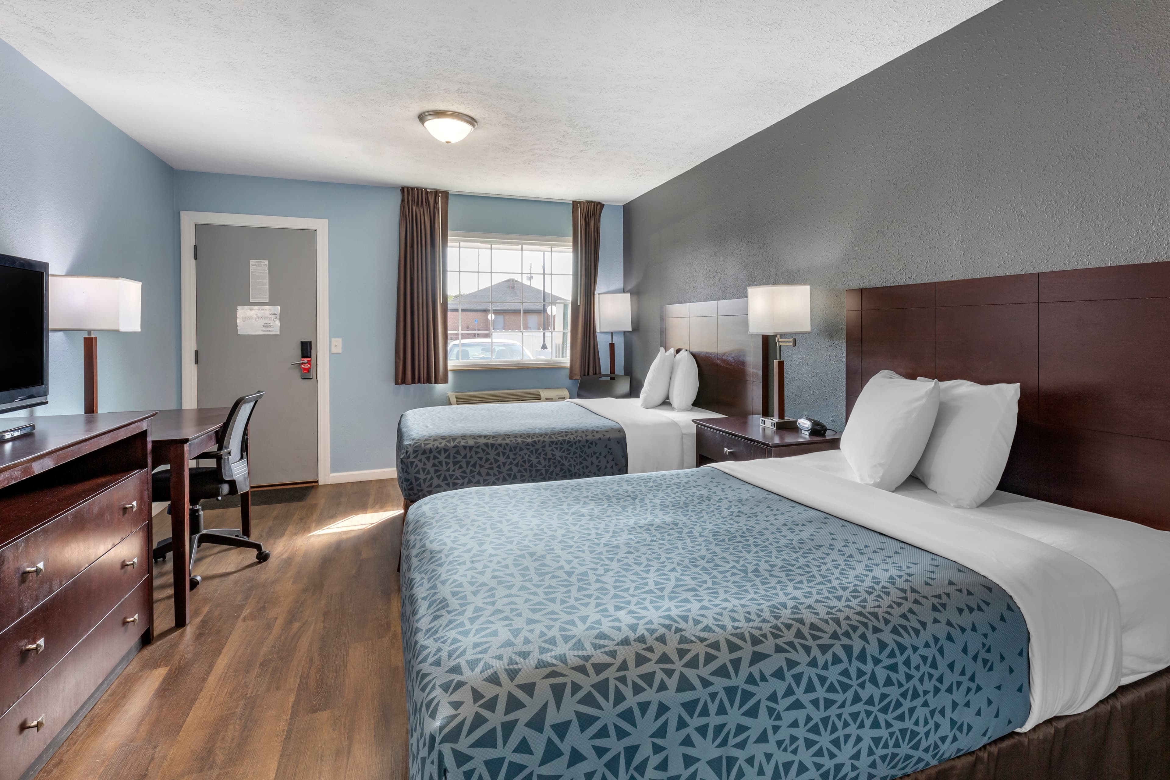 Econo Lodge Inn & Suites Sandusky South — 6