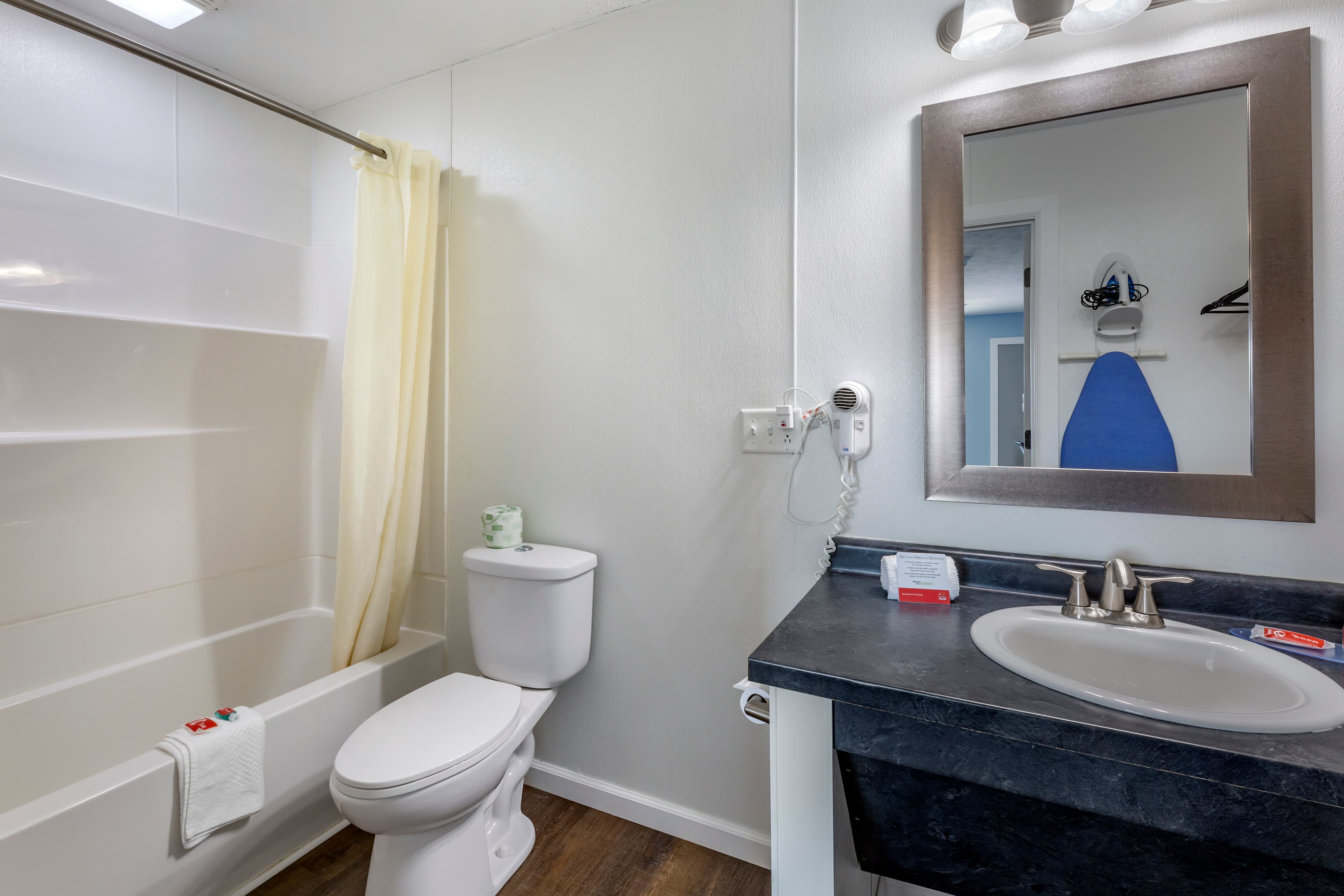 Econo Lodge Inn & Suites Sandusky South — 9