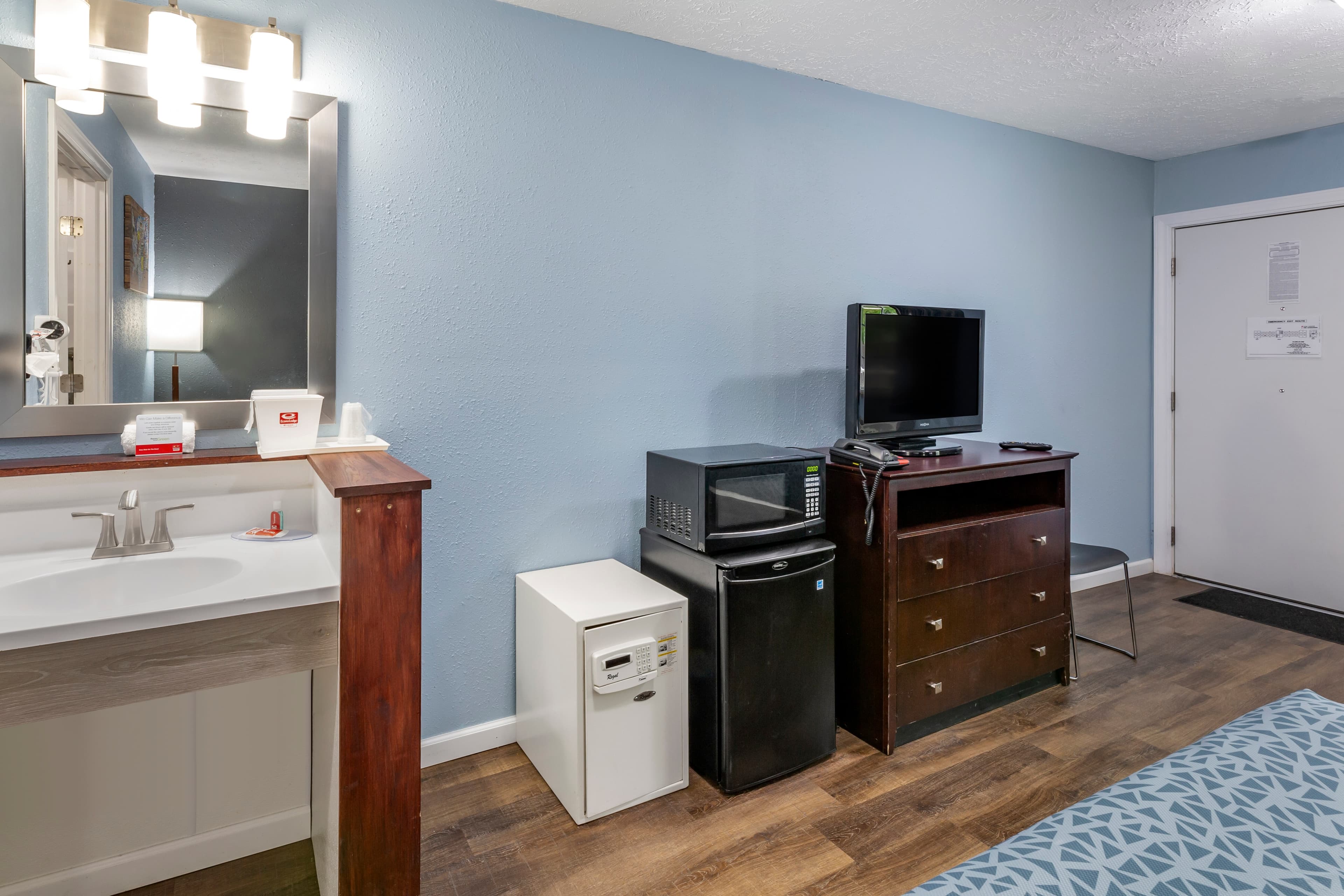 Econo Lodge Inn & Suites Sandusky South - Image 4
