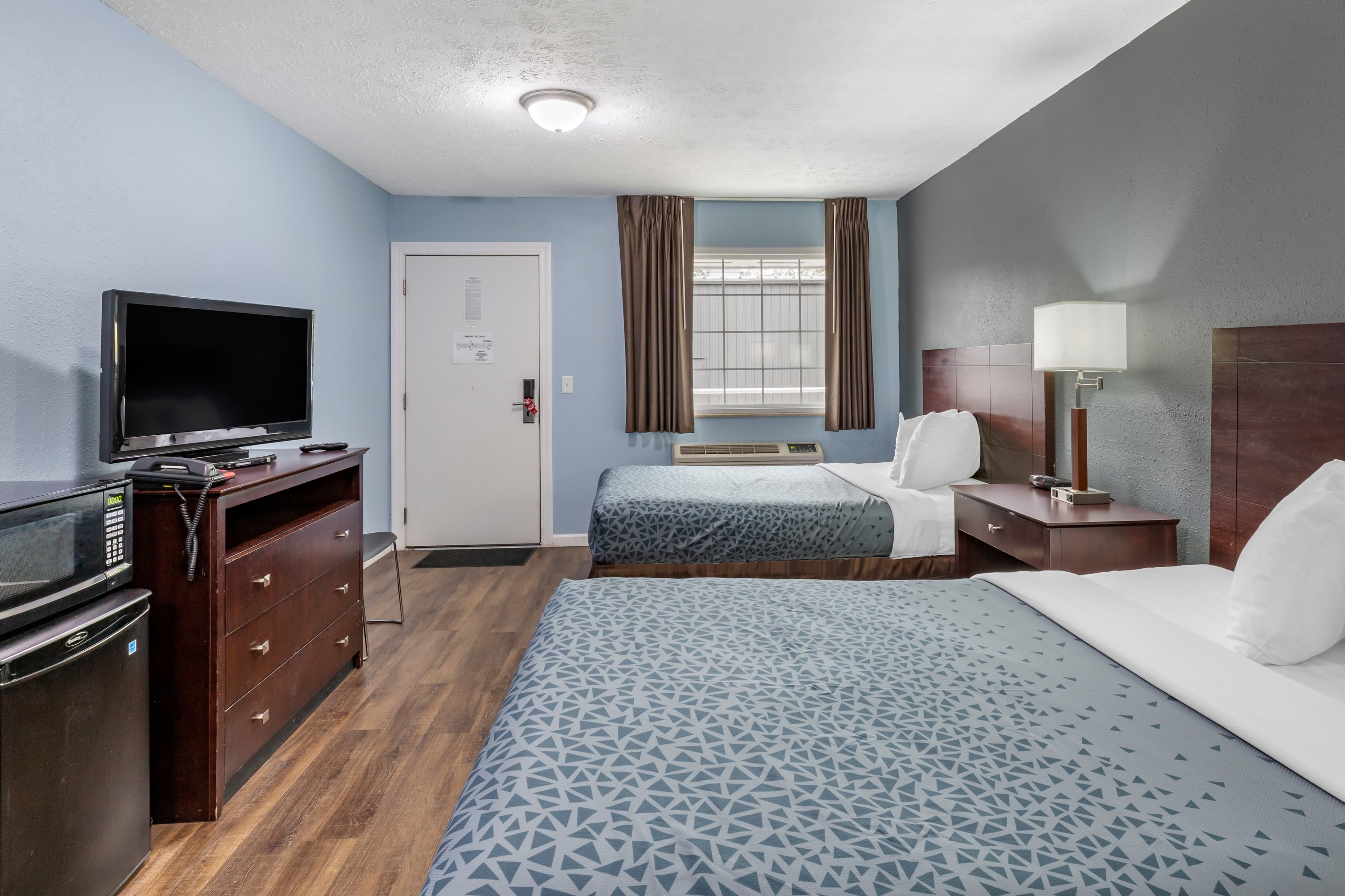 Econo Lodge Inn & Suites Sandusky South — 7