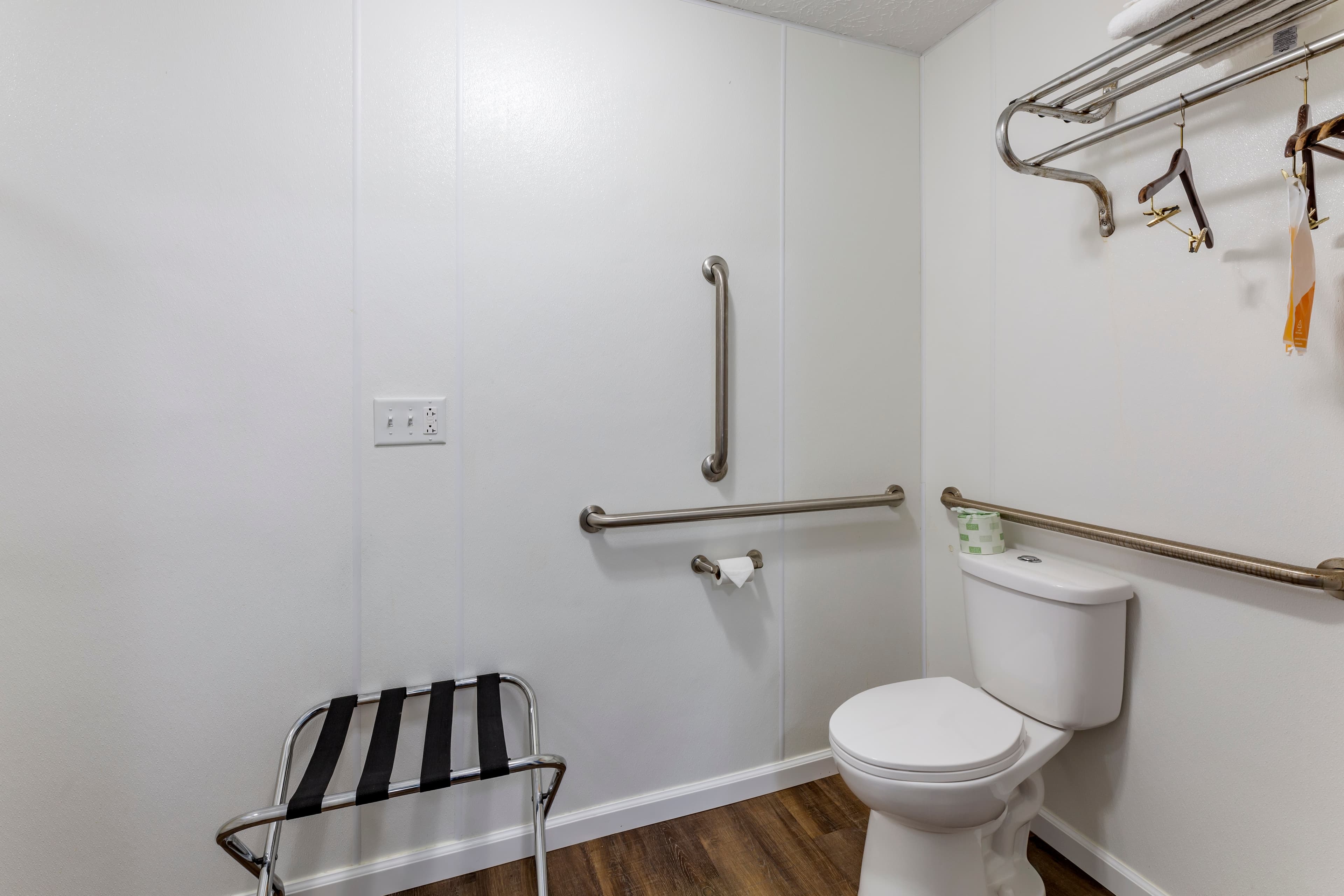 Econo Lodge Inn & Suites Sandusky South — 8