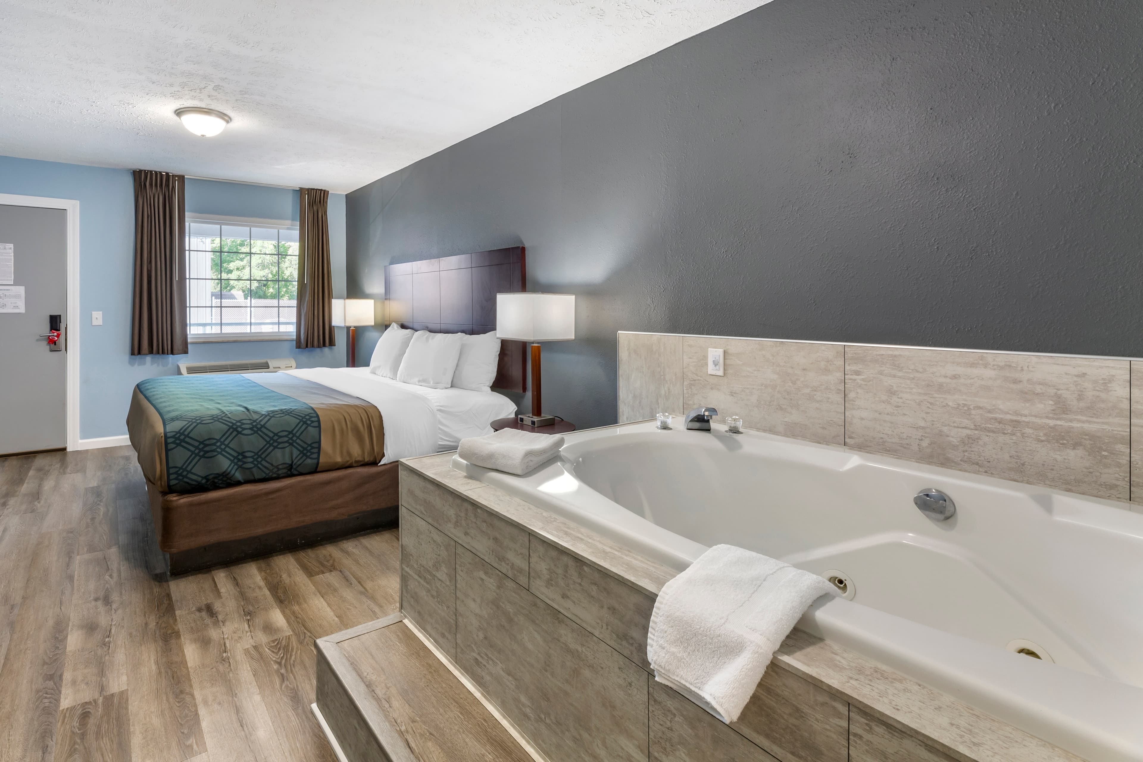 Econo Lodge Inn & Suites Sandusky South — 18