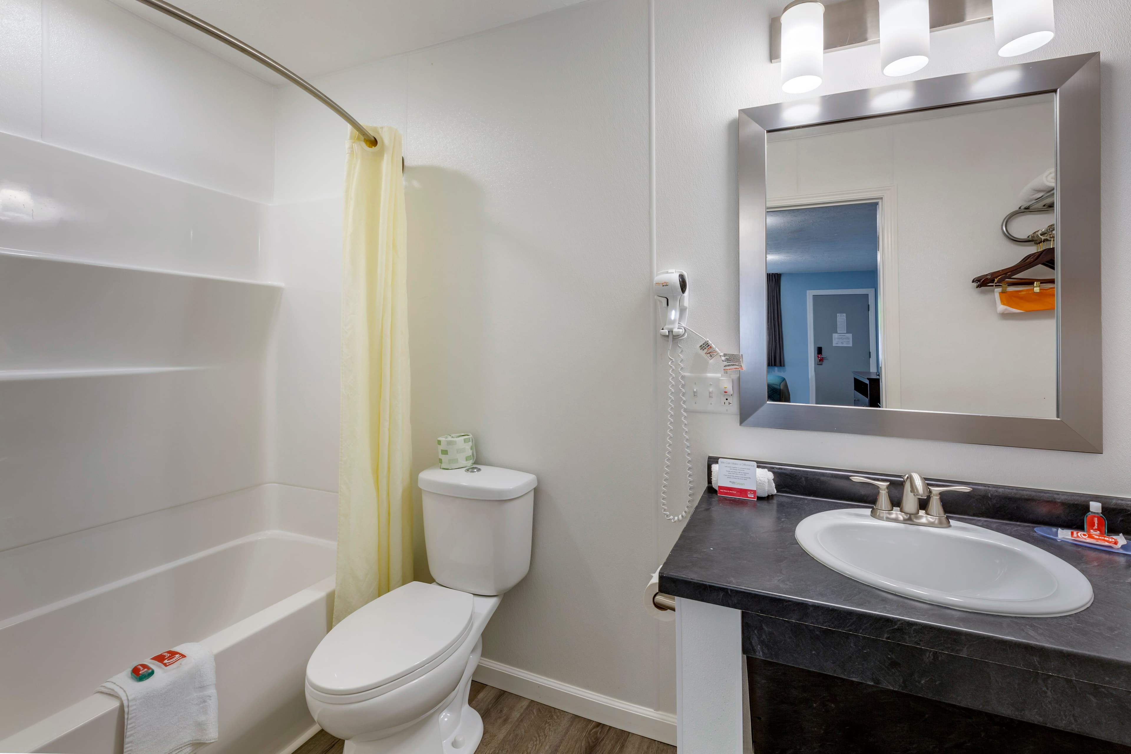 Econo Lodge Inn & Suites Sandusky South — 20