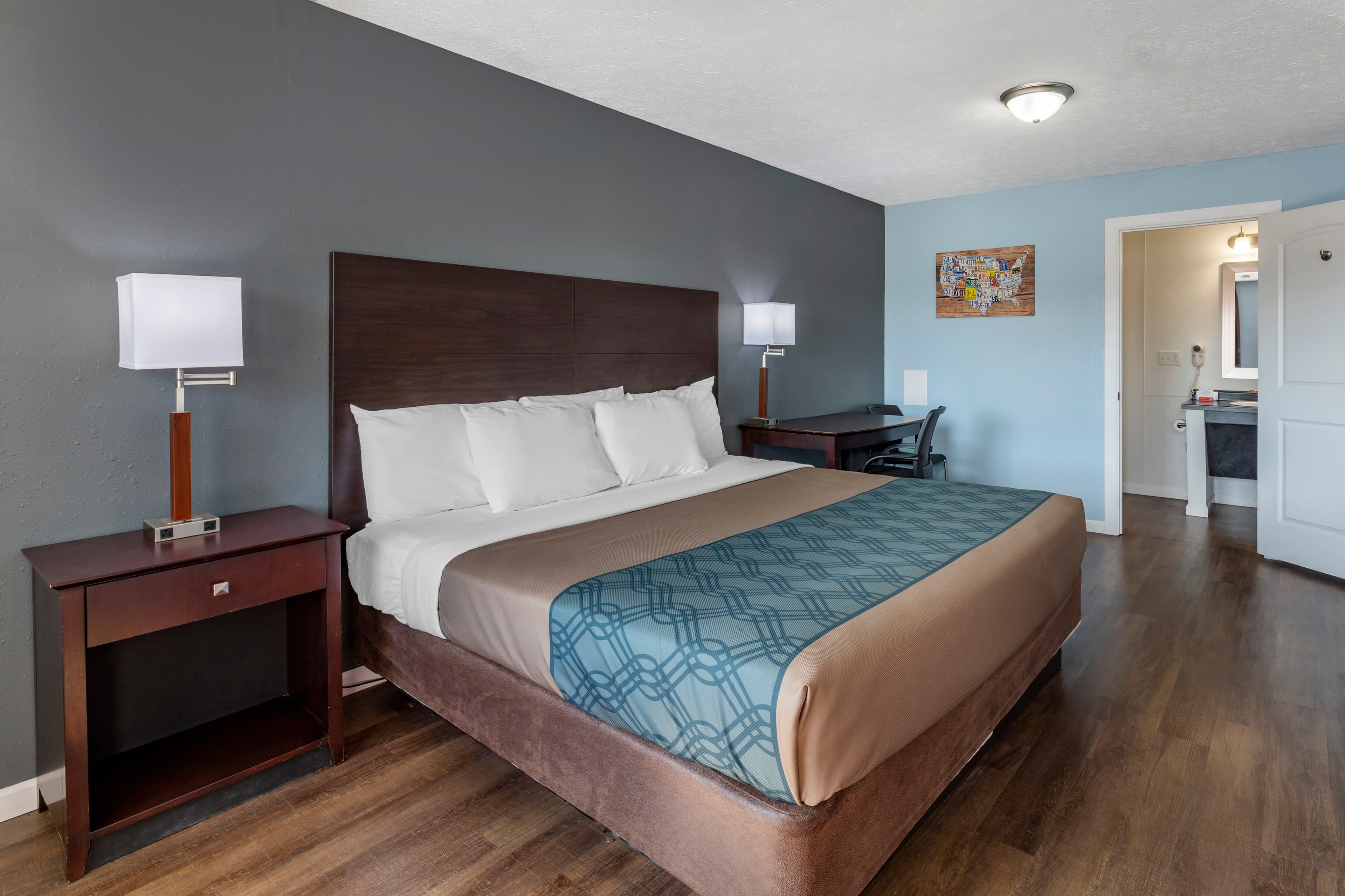 Econo Lodge Inn & Suites Sandusky South — 11
