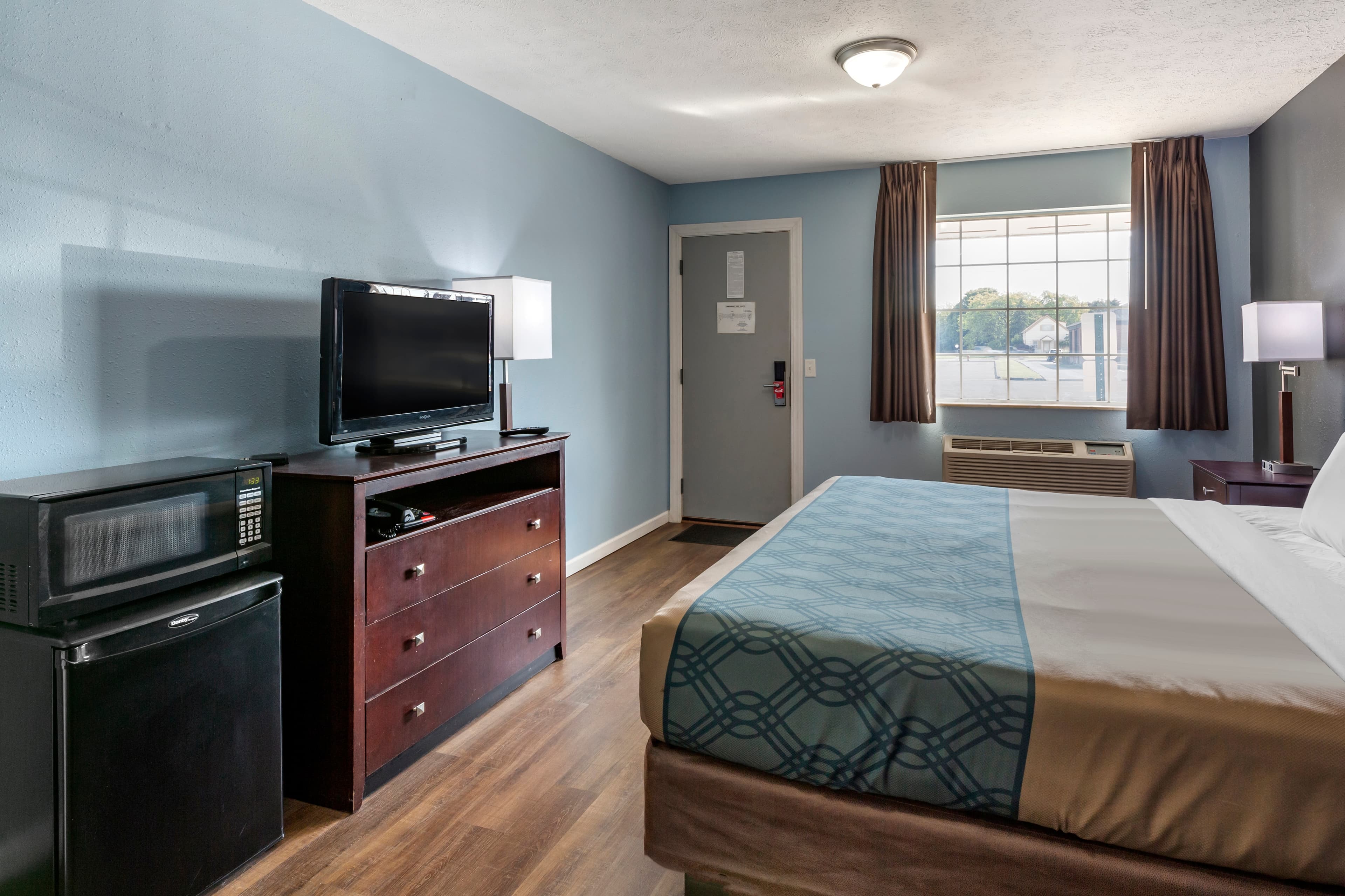 Econo Lodge Inn & Suites Sandusky South — 12