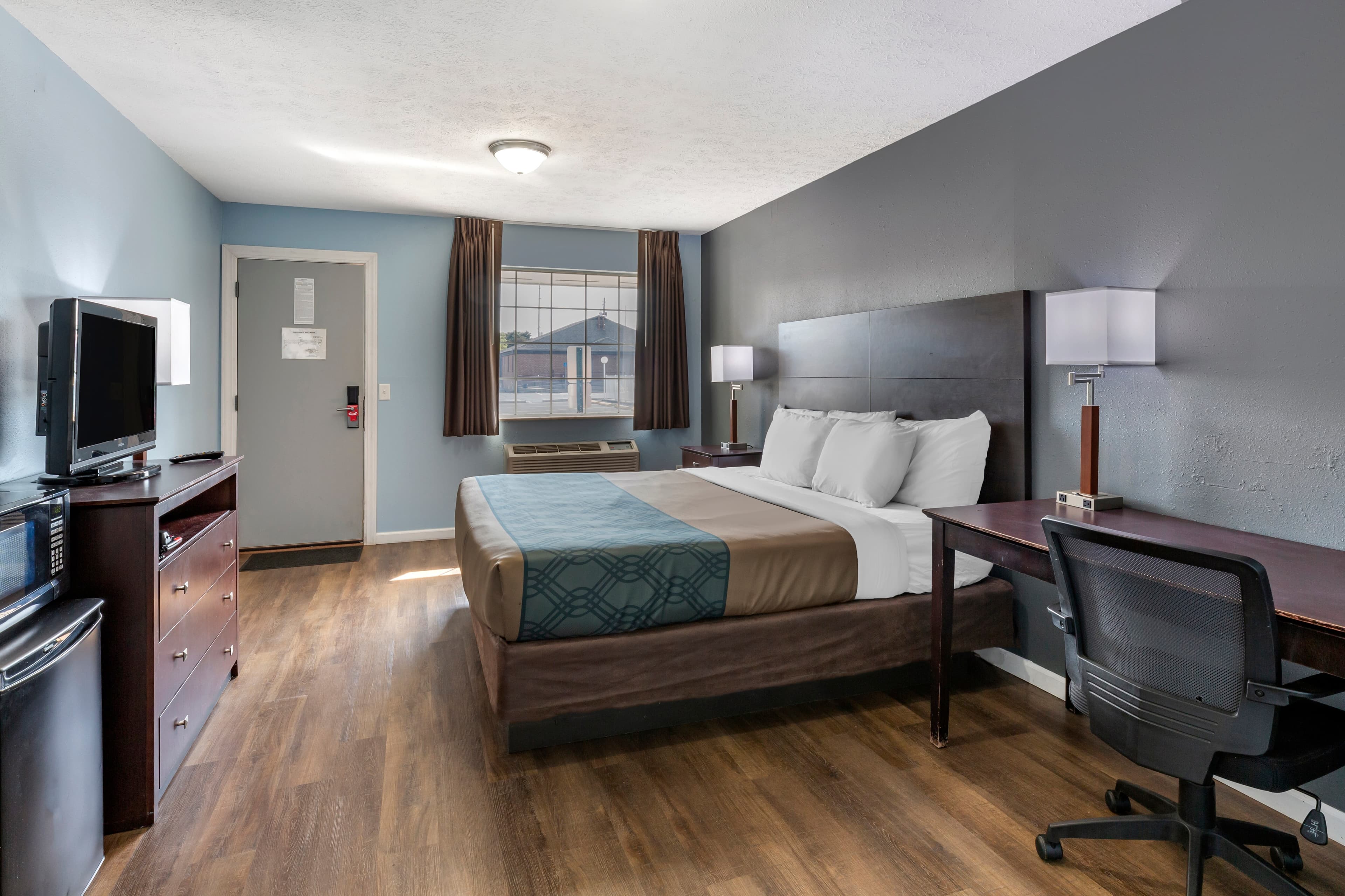 Econo Lodge Inn & Suites Sandusky South — 15