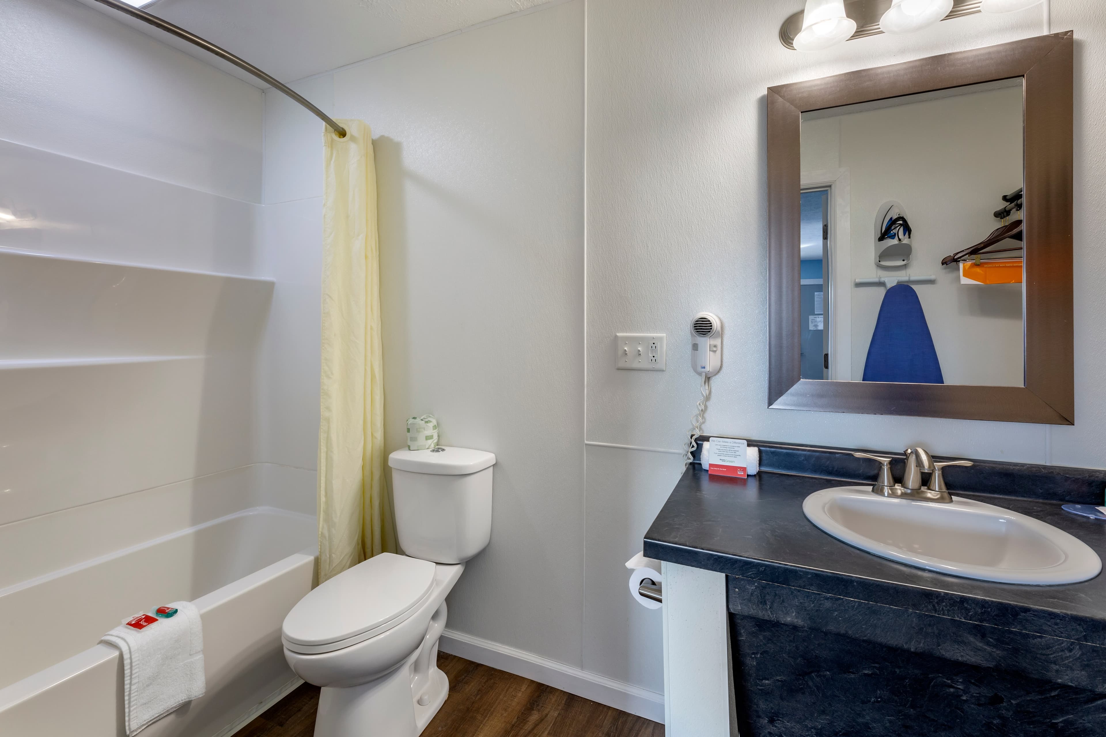 Econo Lodge Inn & Suites Sandusky South — 17