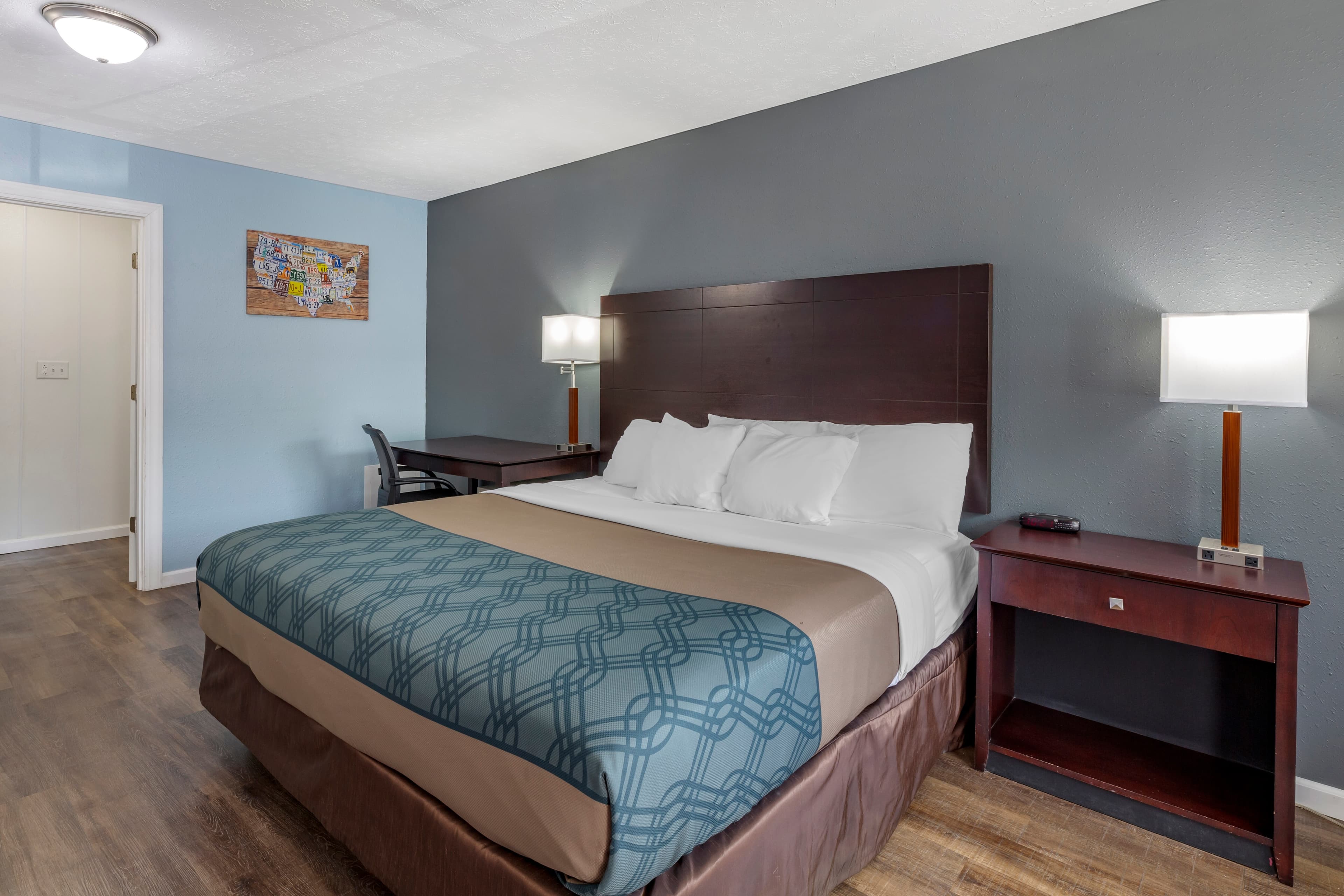 Econo Lodge Inn & Suites Sandusky South - Image 1