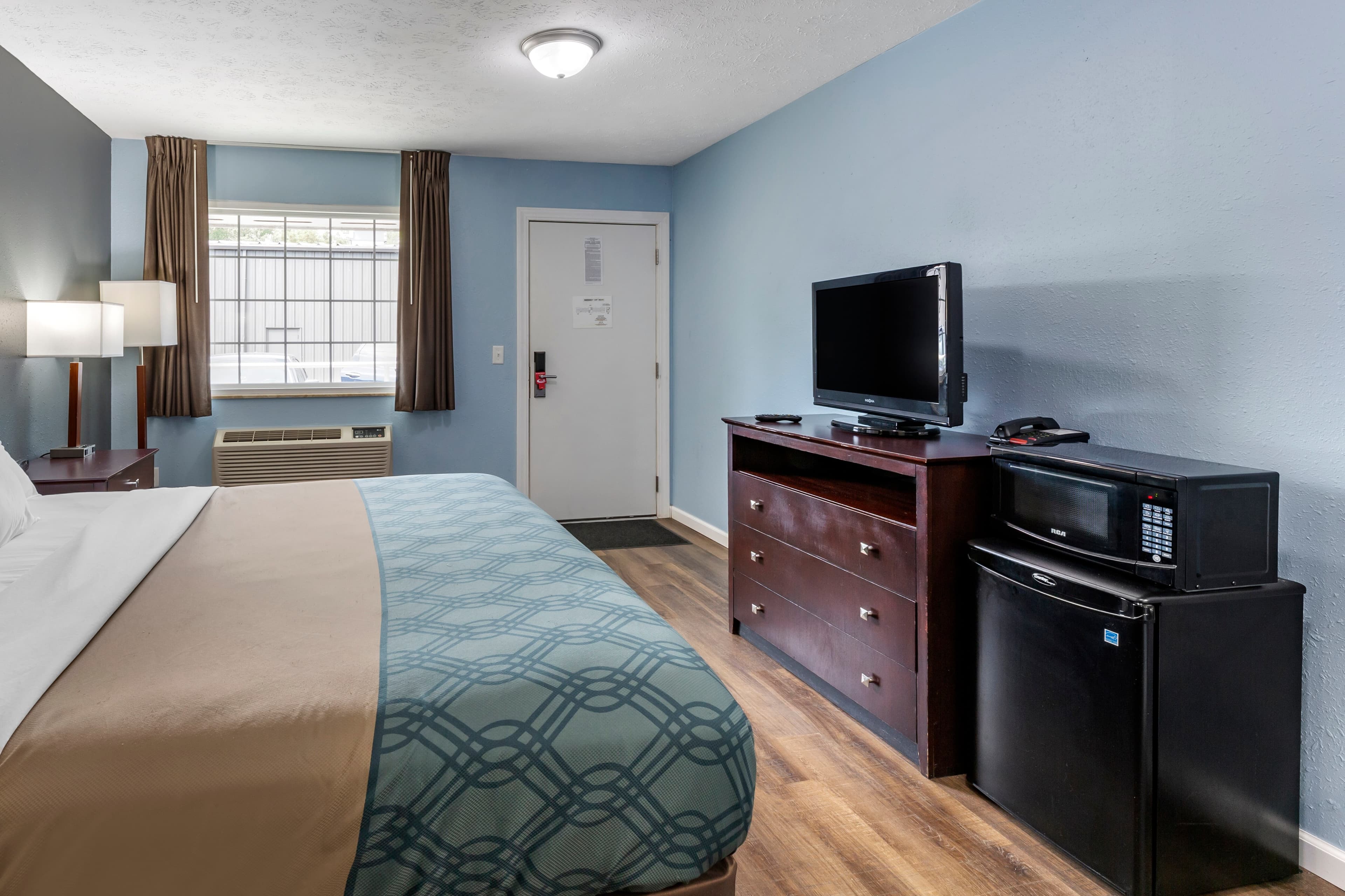 Econo Lodge Inn & Suites Sandusky South — 14