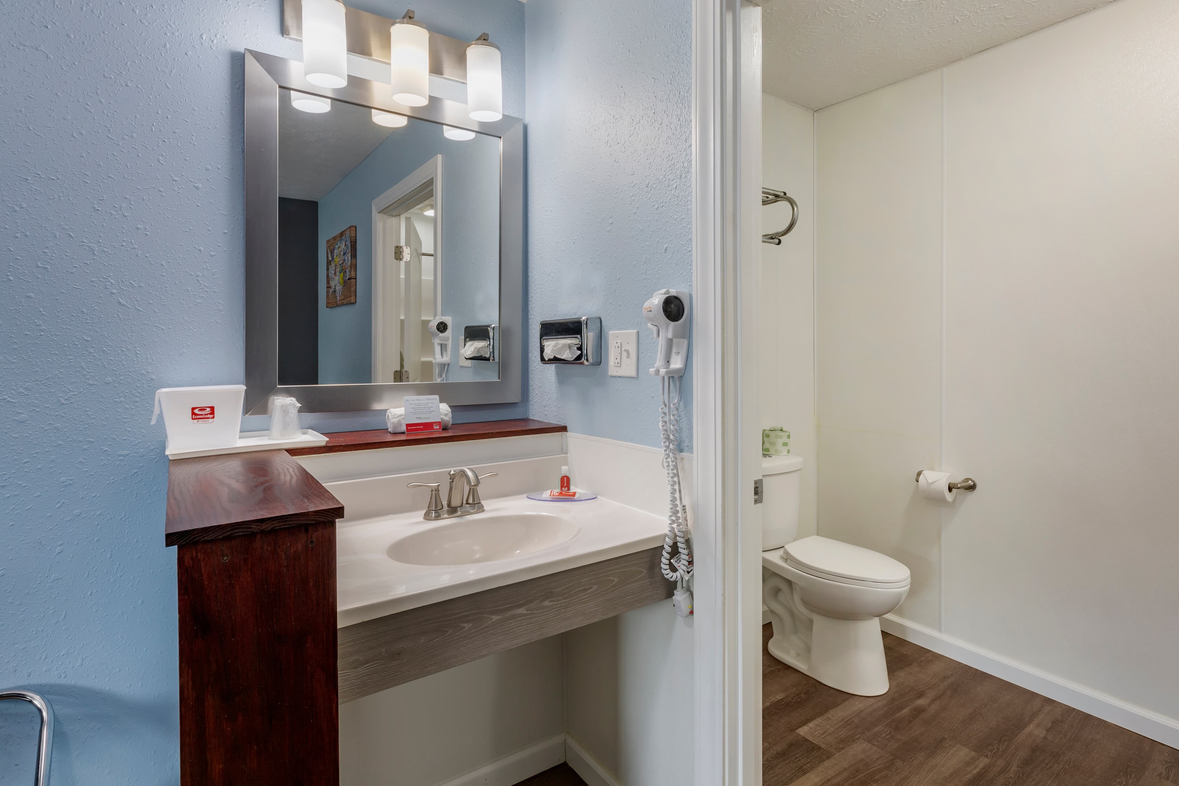 Econo Lodge Inn & Suites Sandusky South — 16