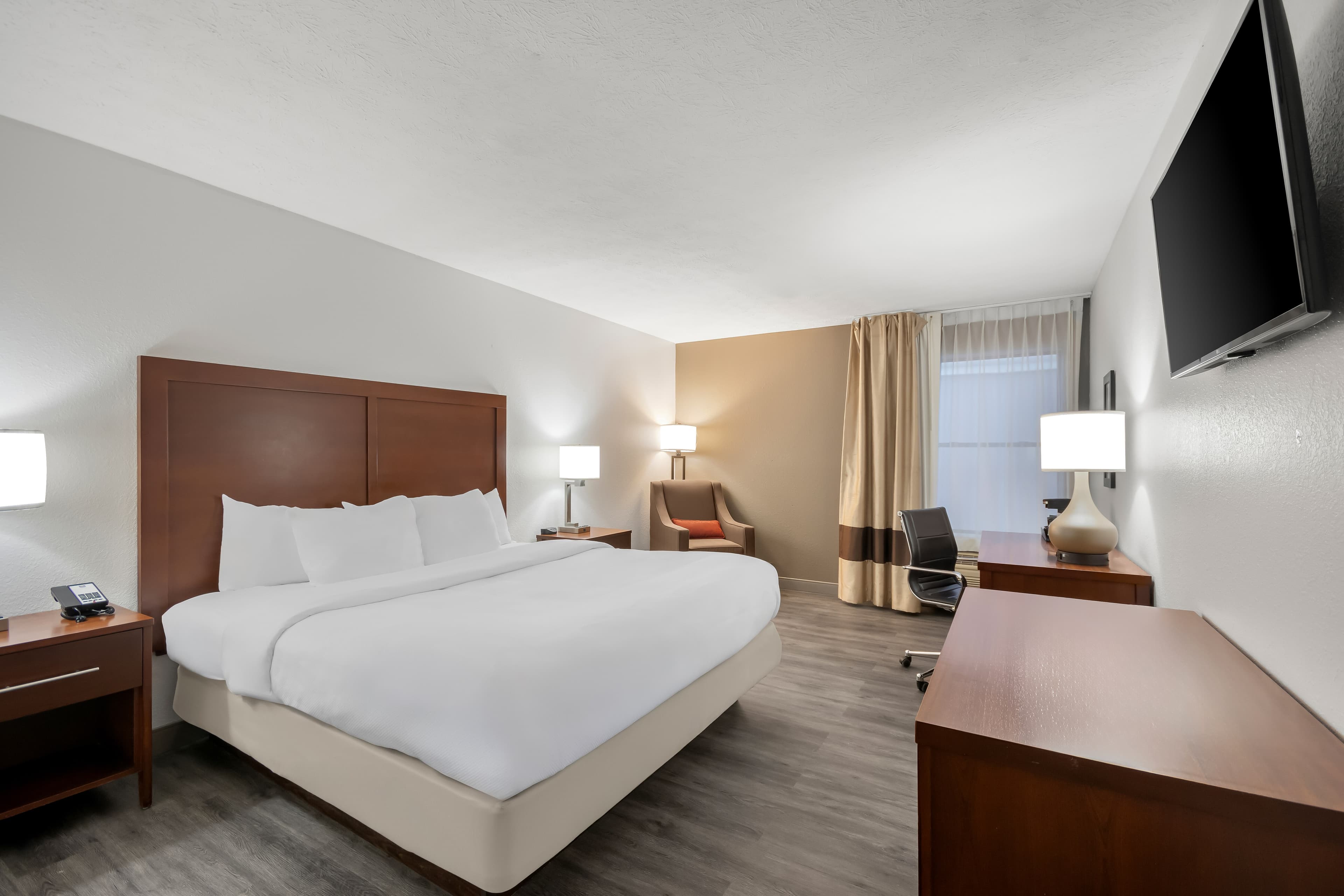 Comfort Inn & Suites Cincinnati Eastgate - Image 1