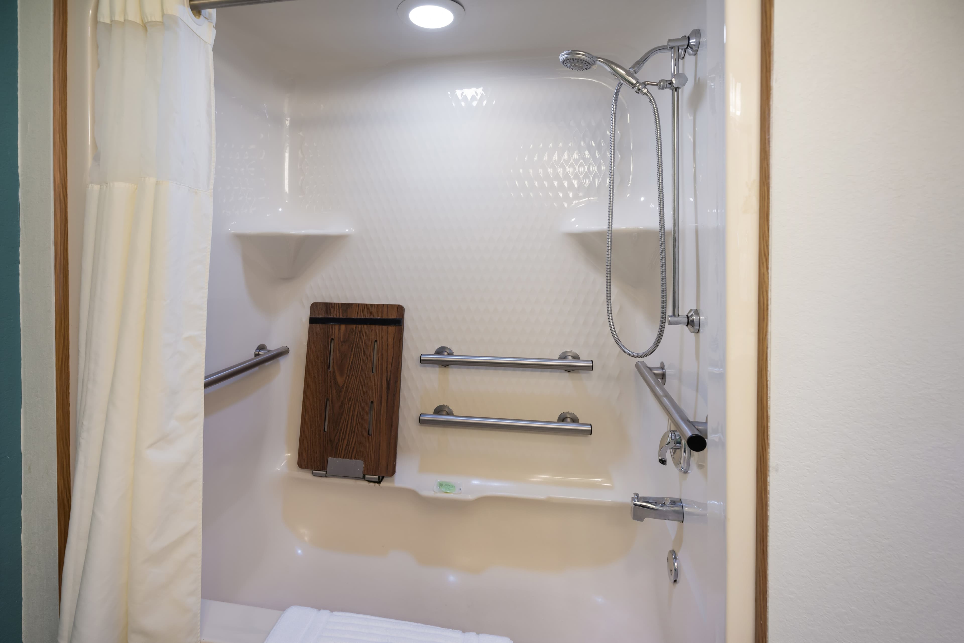 Sleep Inn & Suites Port Clinton - Image 3