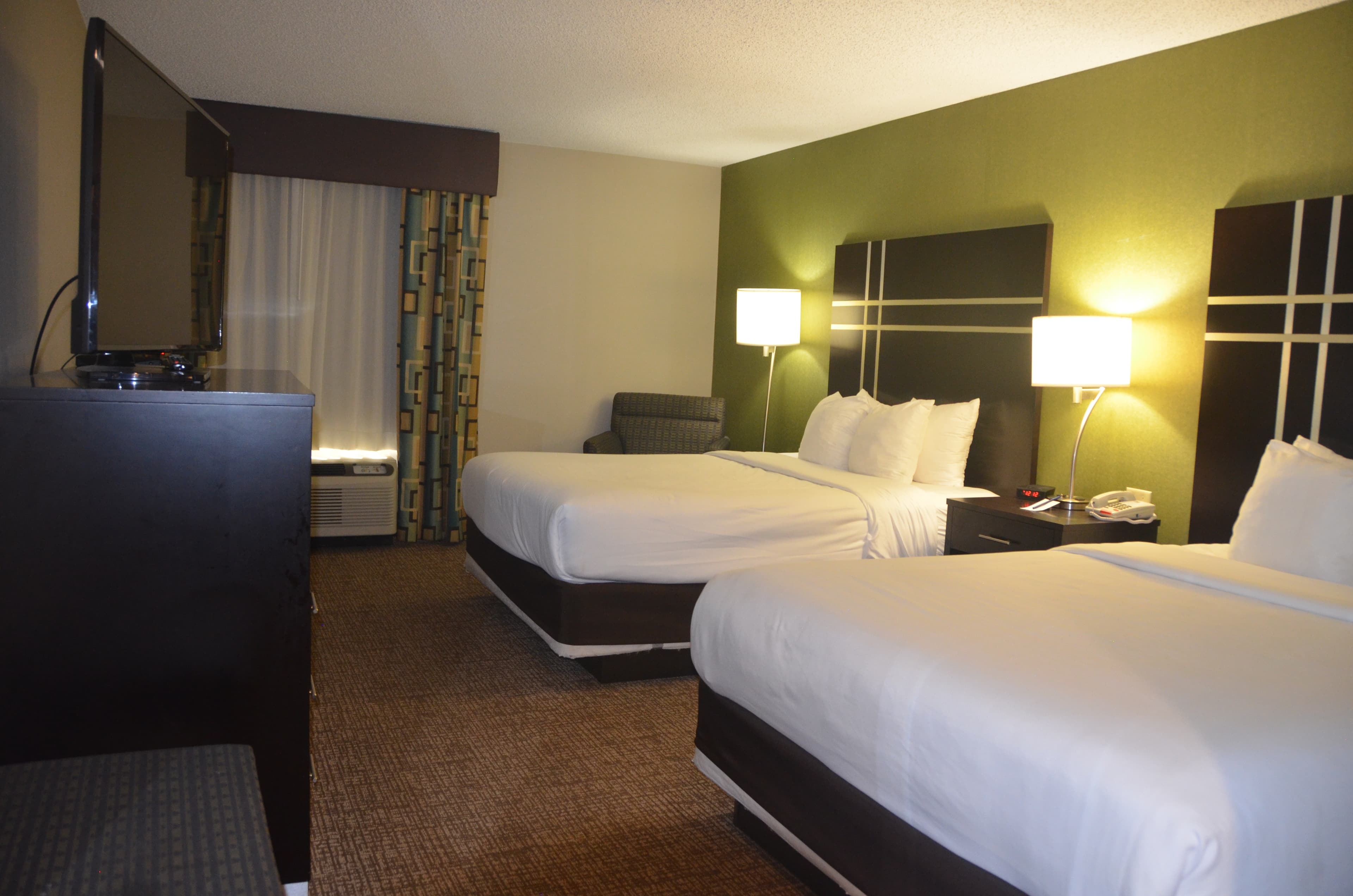 Comfort Inn & Suites Maumee - Toledo (I80-90) — 4