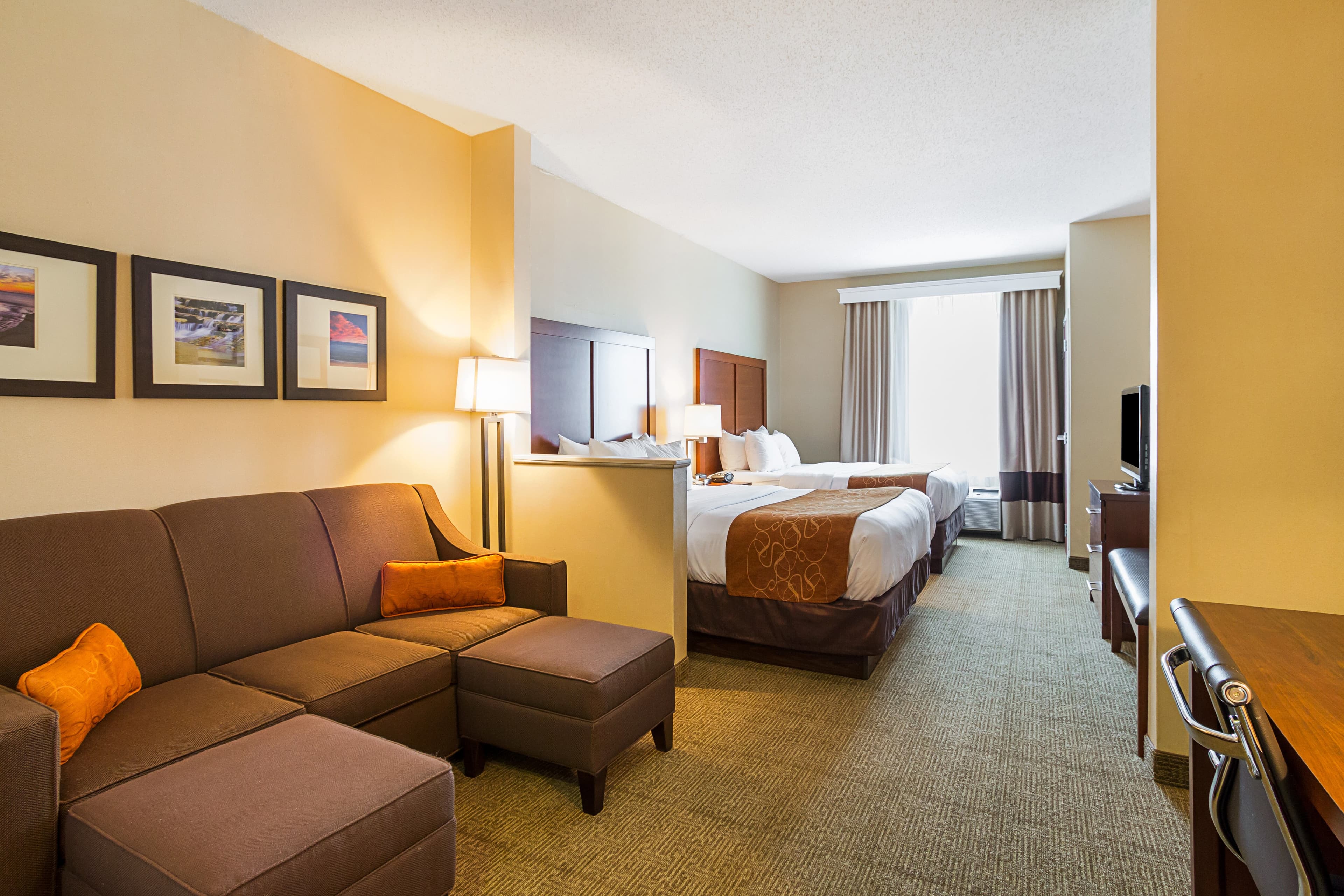 Comfort Suites Twinsburg - Image 2