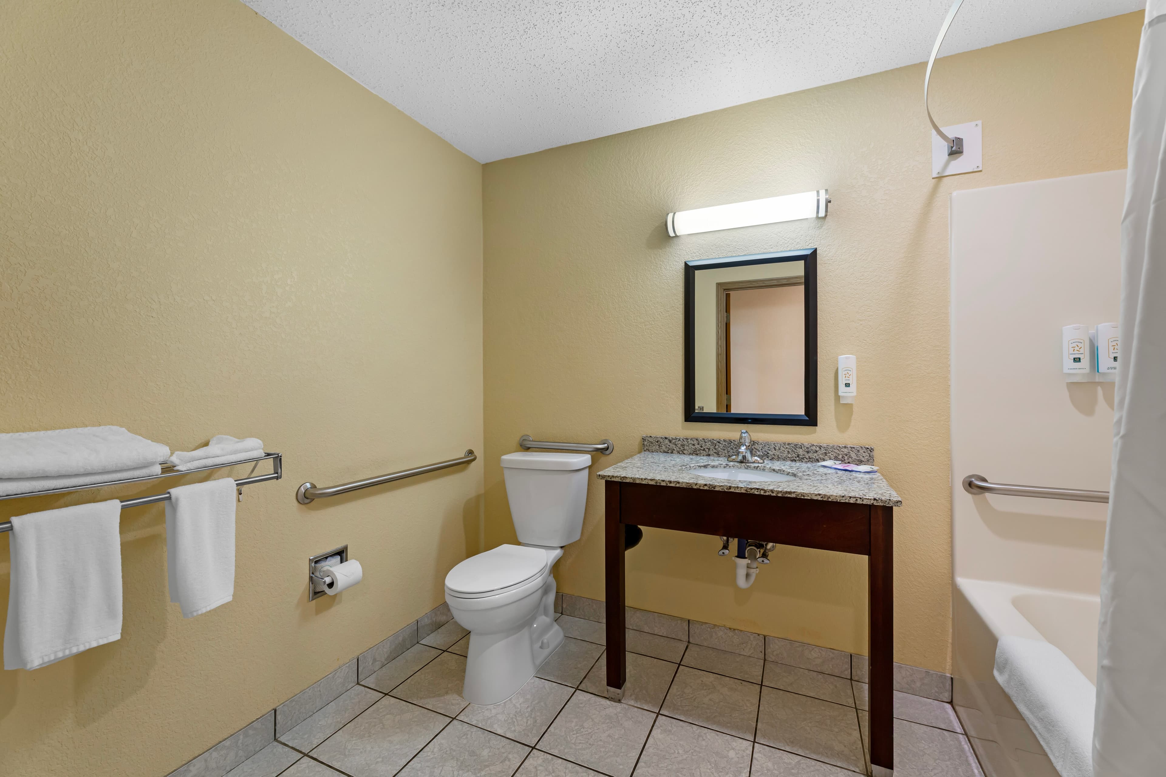 Quality Inn & Suites Bellville - Mansfield - Image 5