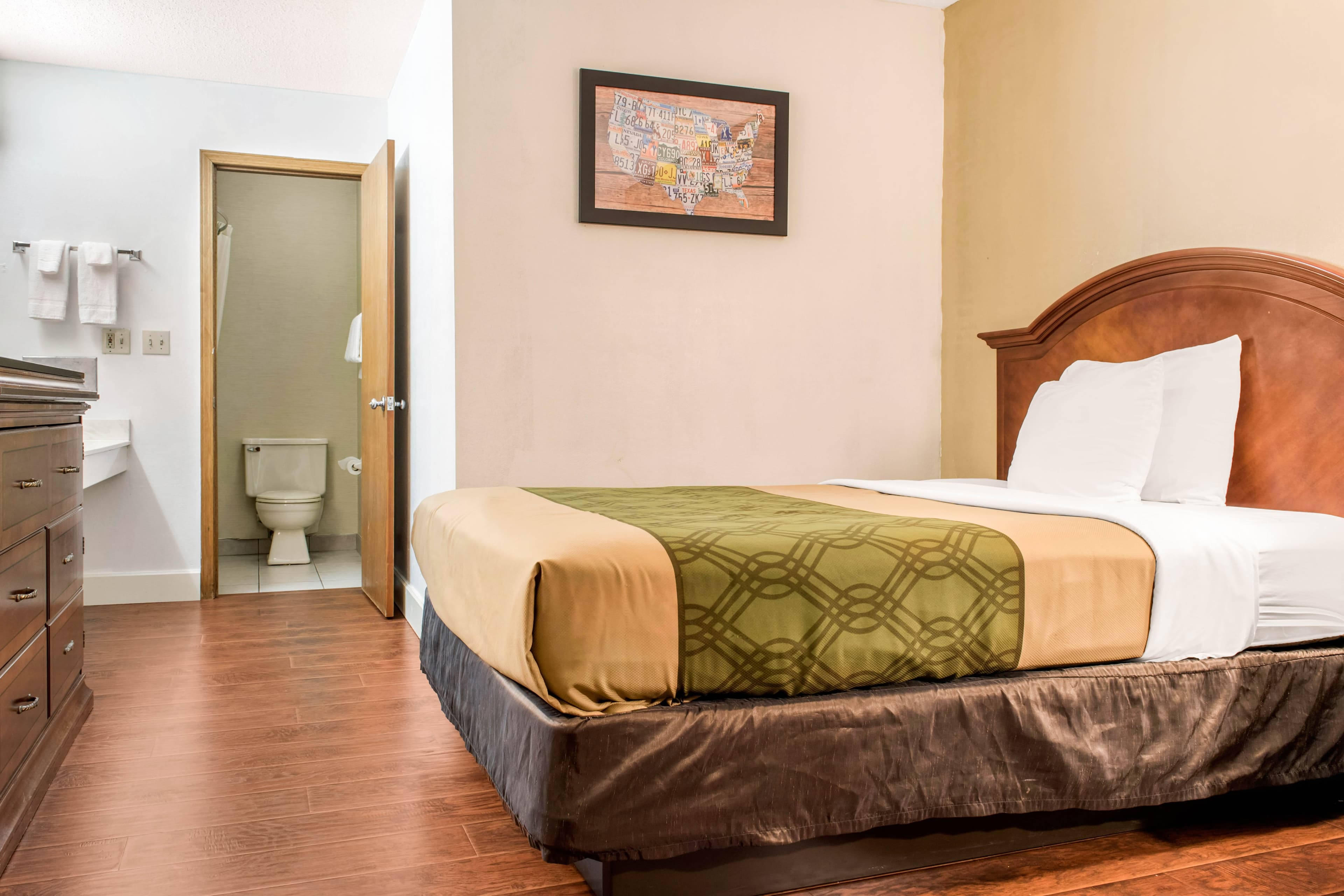 Econo Lodge Holland - Toledo - Image 3