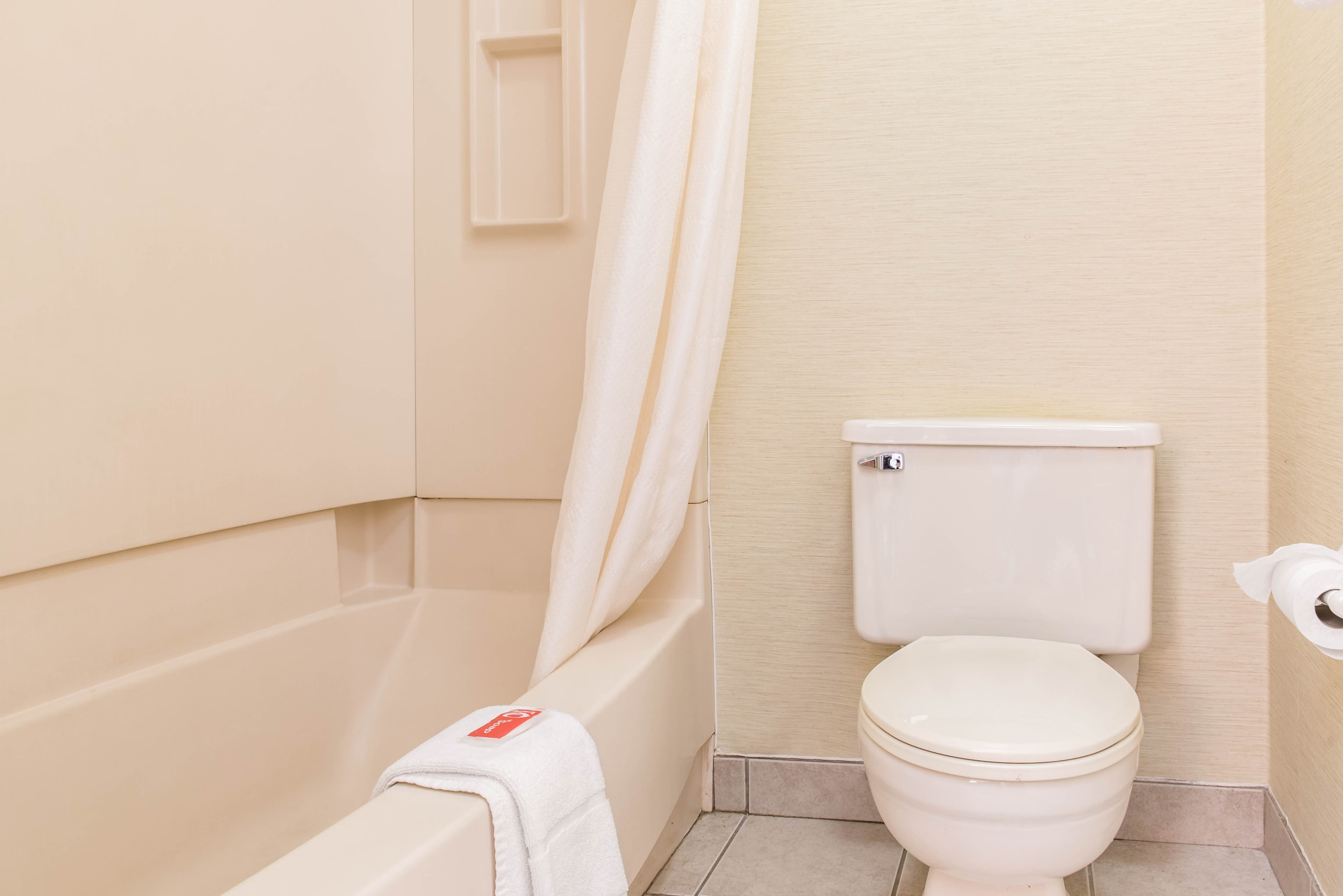 Econo Lodge Holland - Toledo — 6