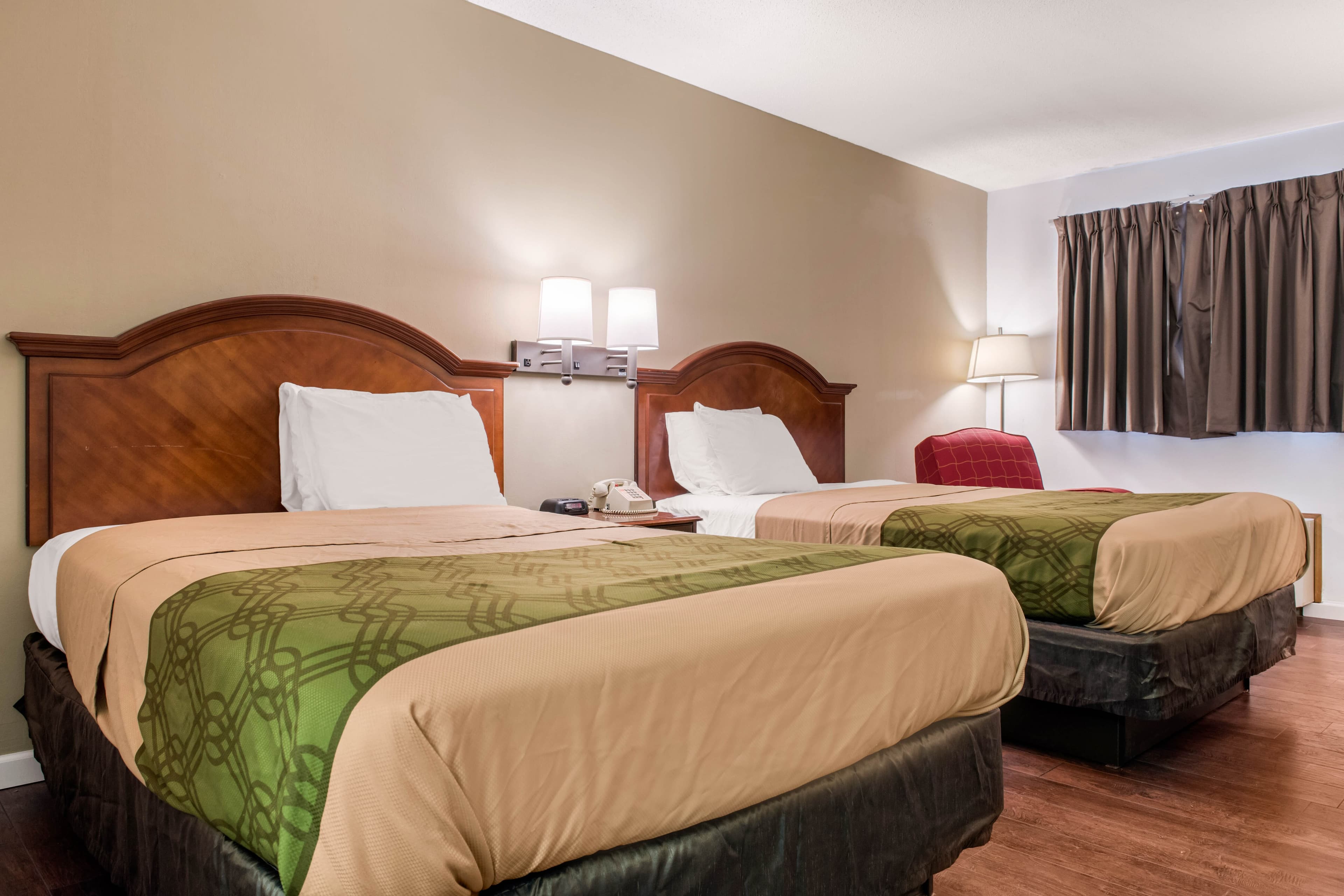 Econo Lodge Holland - Toledo — 9
