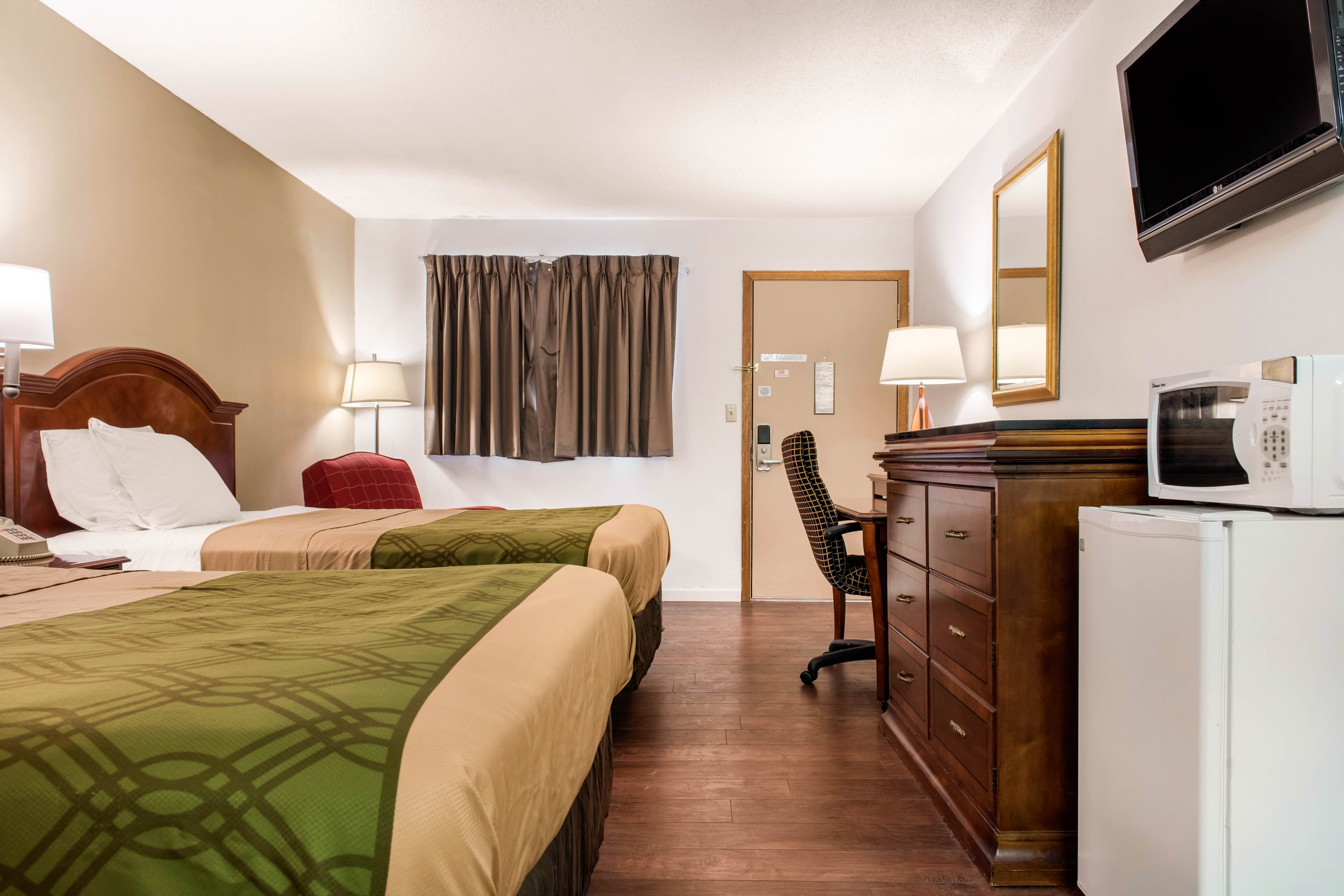 Econo Lodge Holland - Toledo — 10