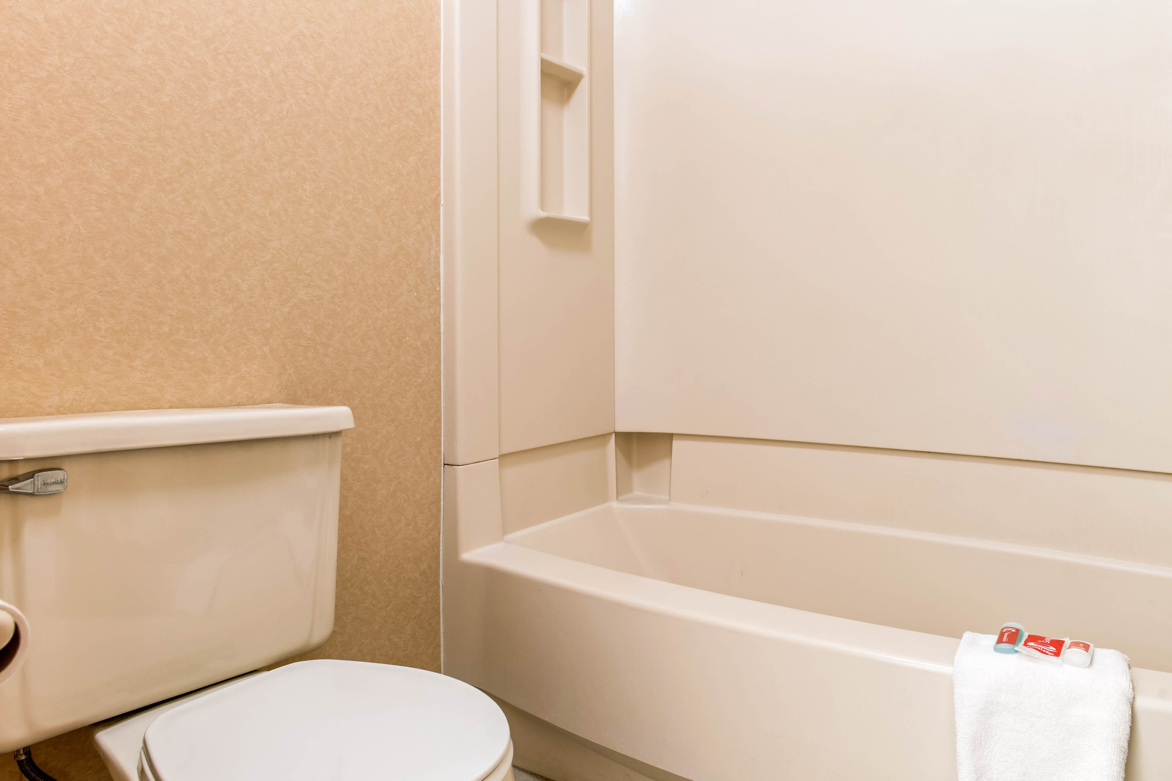 Econo Lodge Holland - Toledo — 11