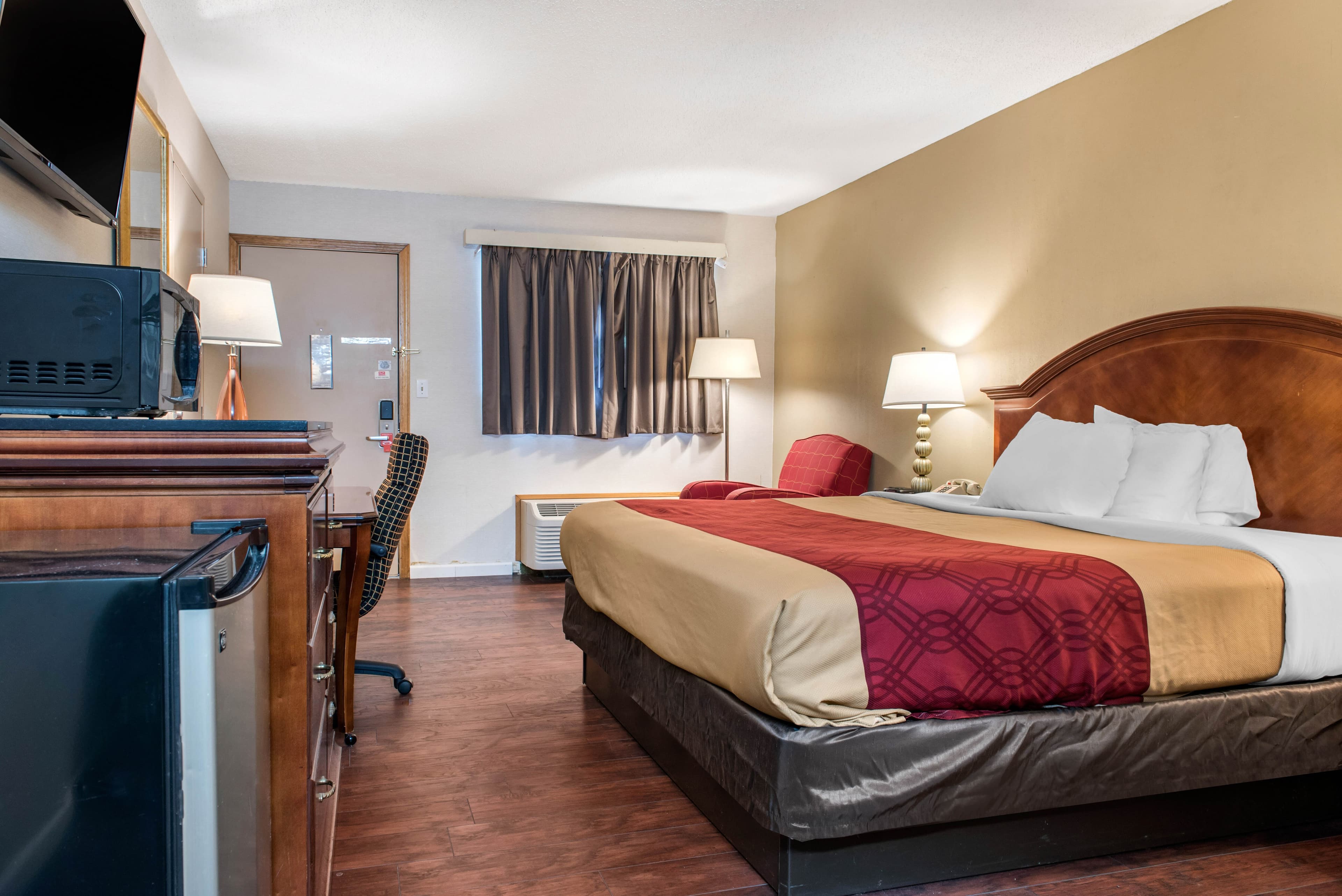 Econo Lodge Holland - Toledo — 24