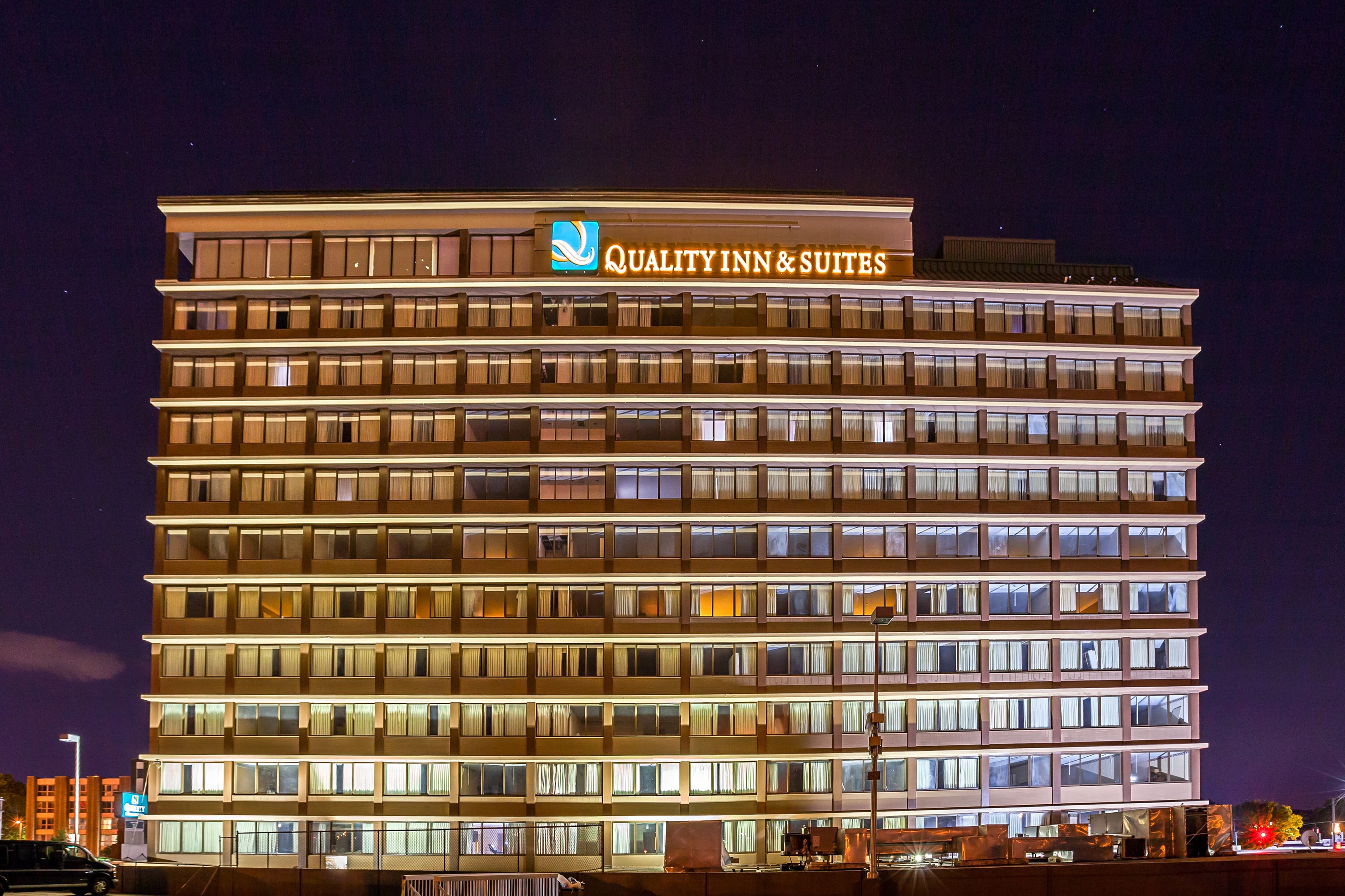 Quality Inn & Suites Cincinnati Downtown Area - Image 1