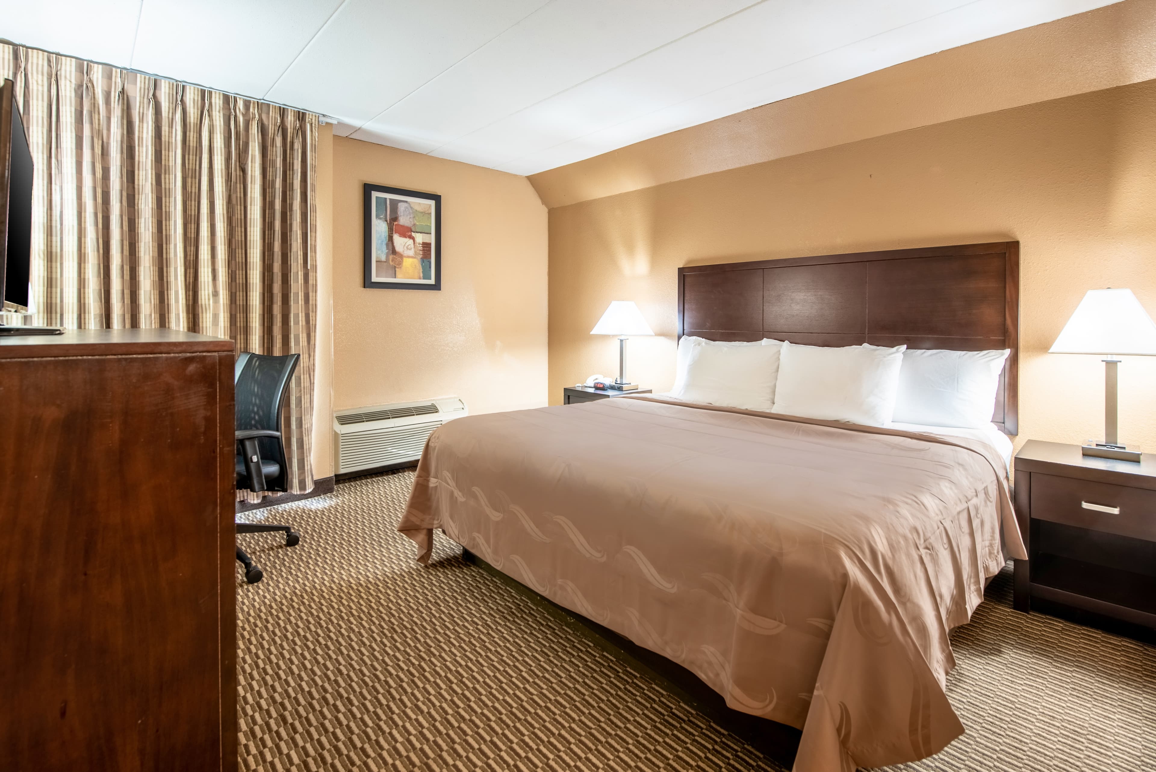 Quality Inn & Suites Cincinnati Uptown Norwood — 7