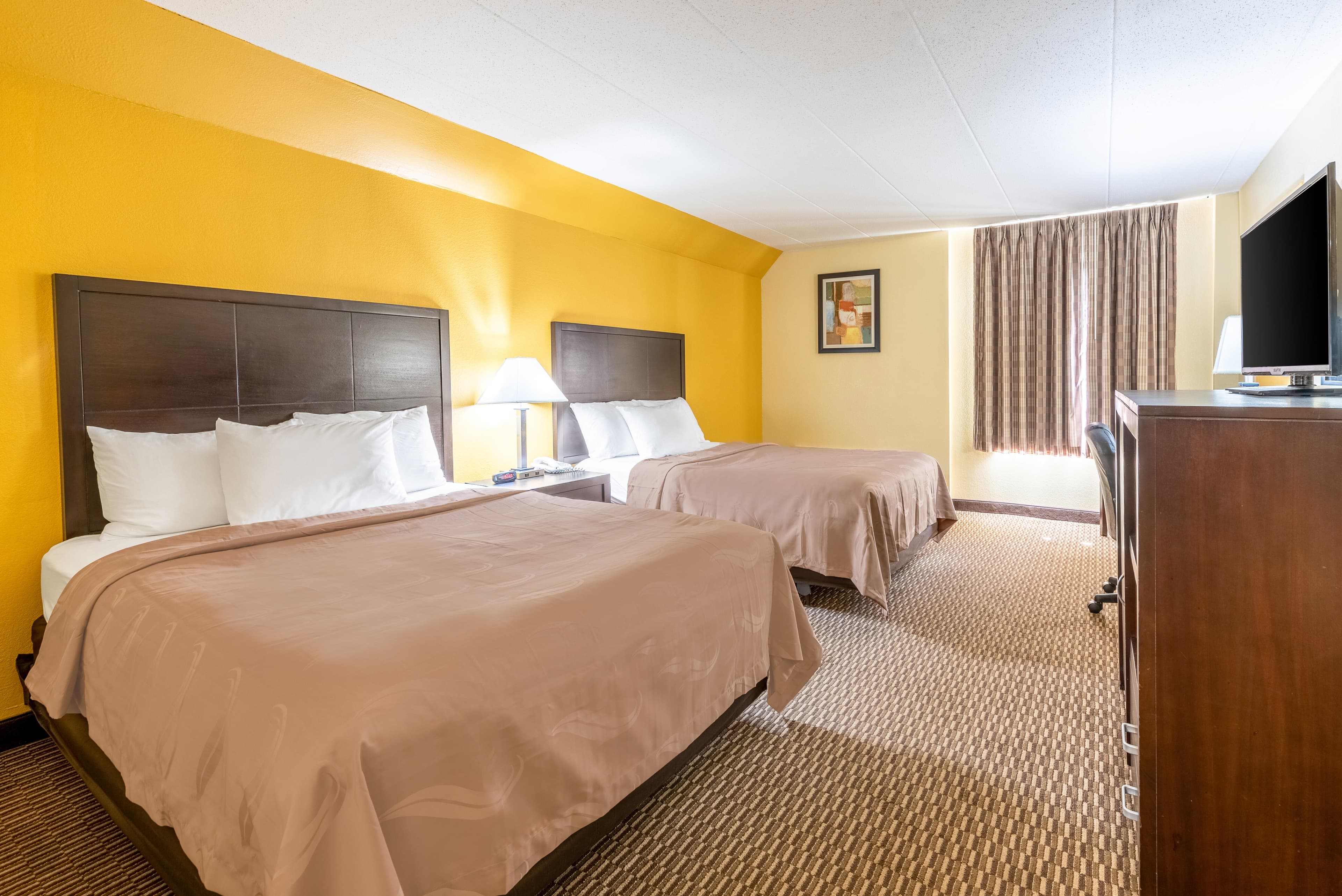 Quality Inn & Suites Cincinnati Uptown Norwood - Image 2