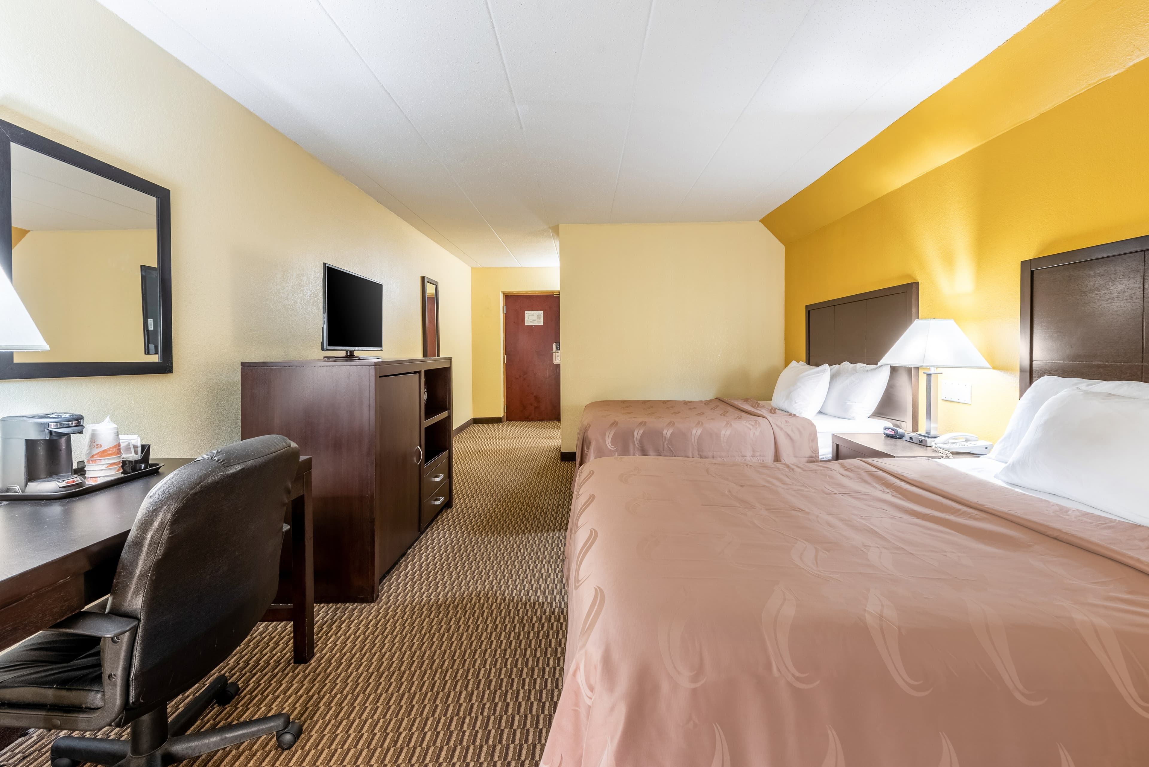 Quality Inn & Suites Cincinnati Uptown Norwood - Image 3