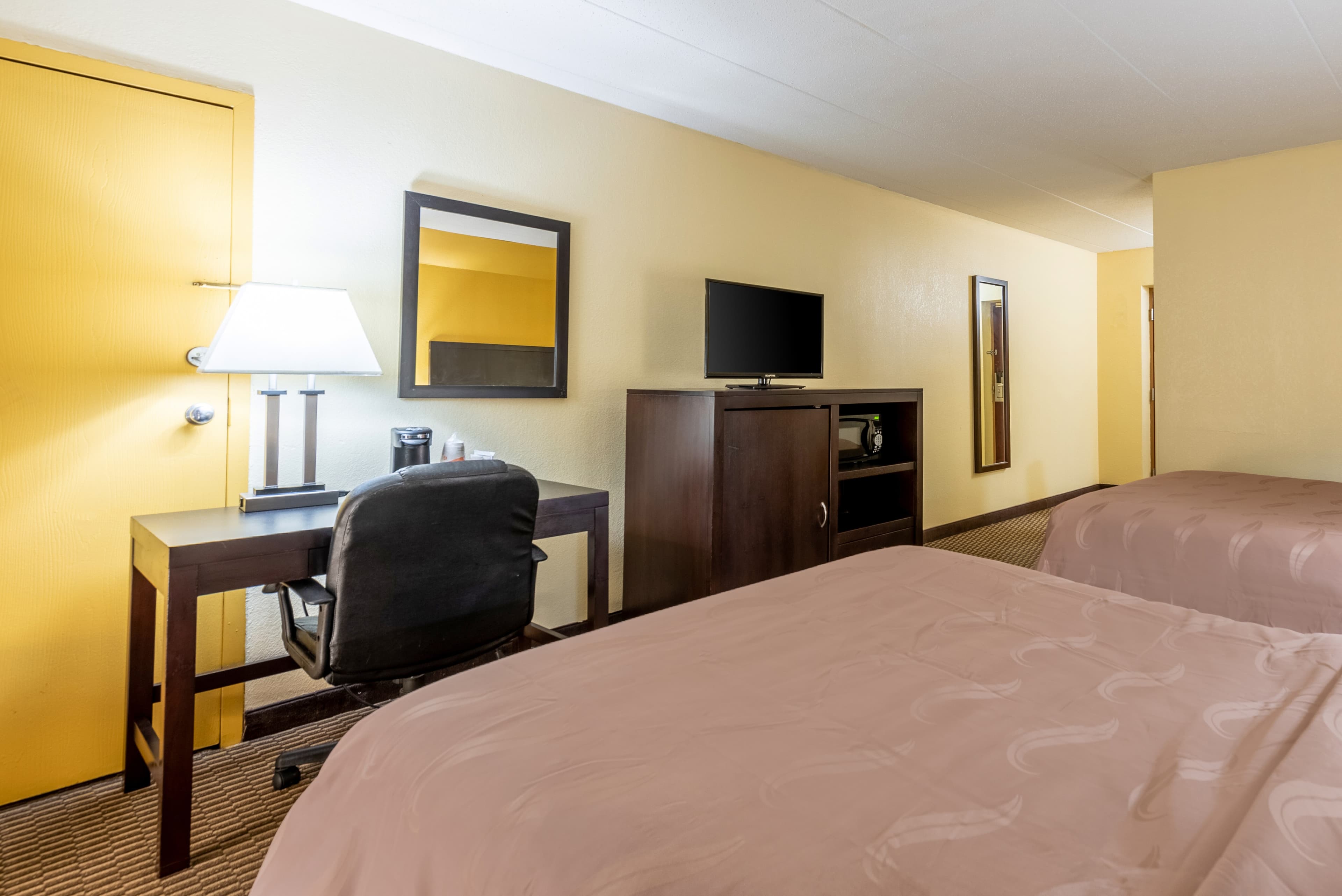 Quality Inn & Suites Cincinnati Uptown Norwood - Image 4