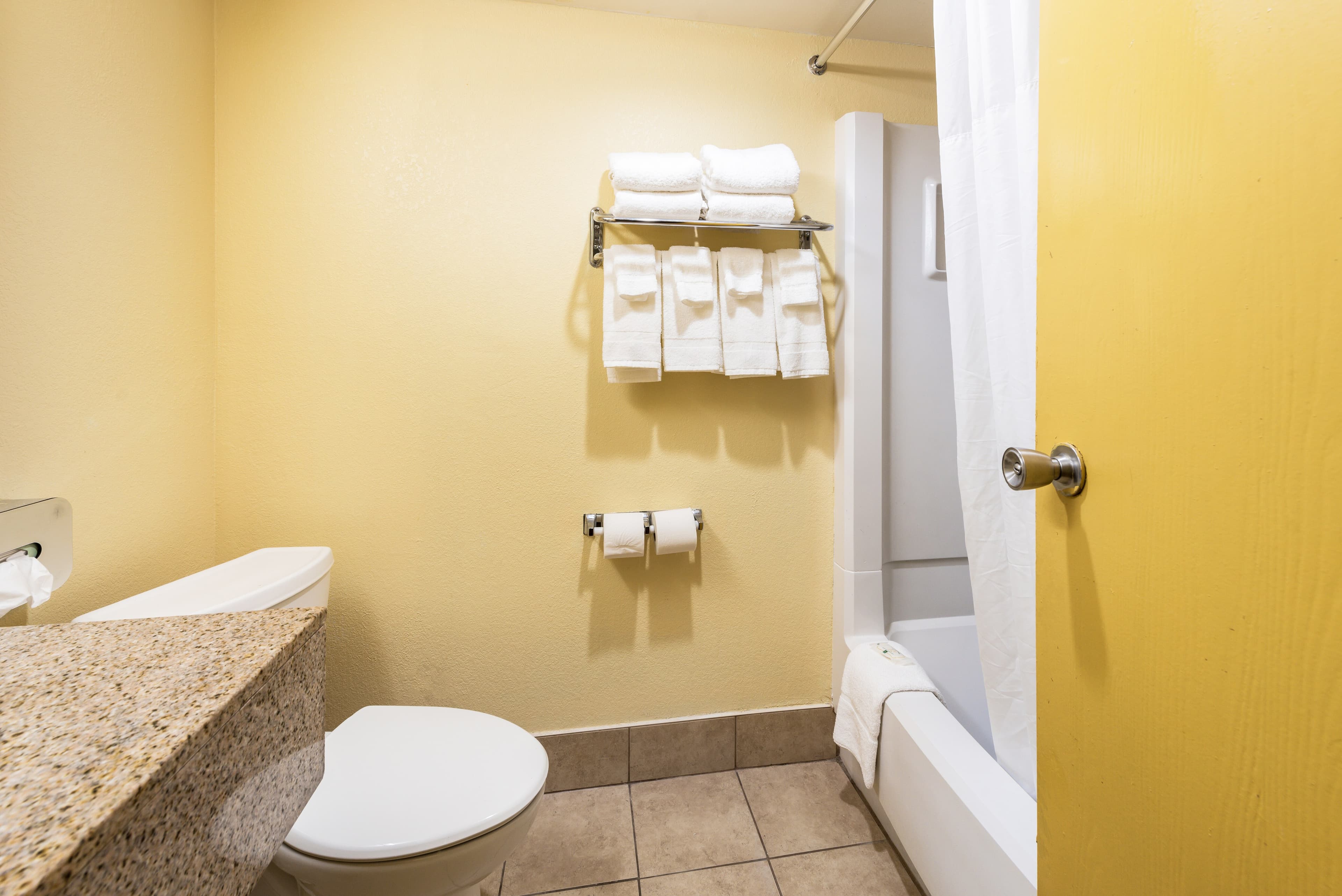 Quality Inn & Suites Cincinnati Uptown Norwood - Image 5