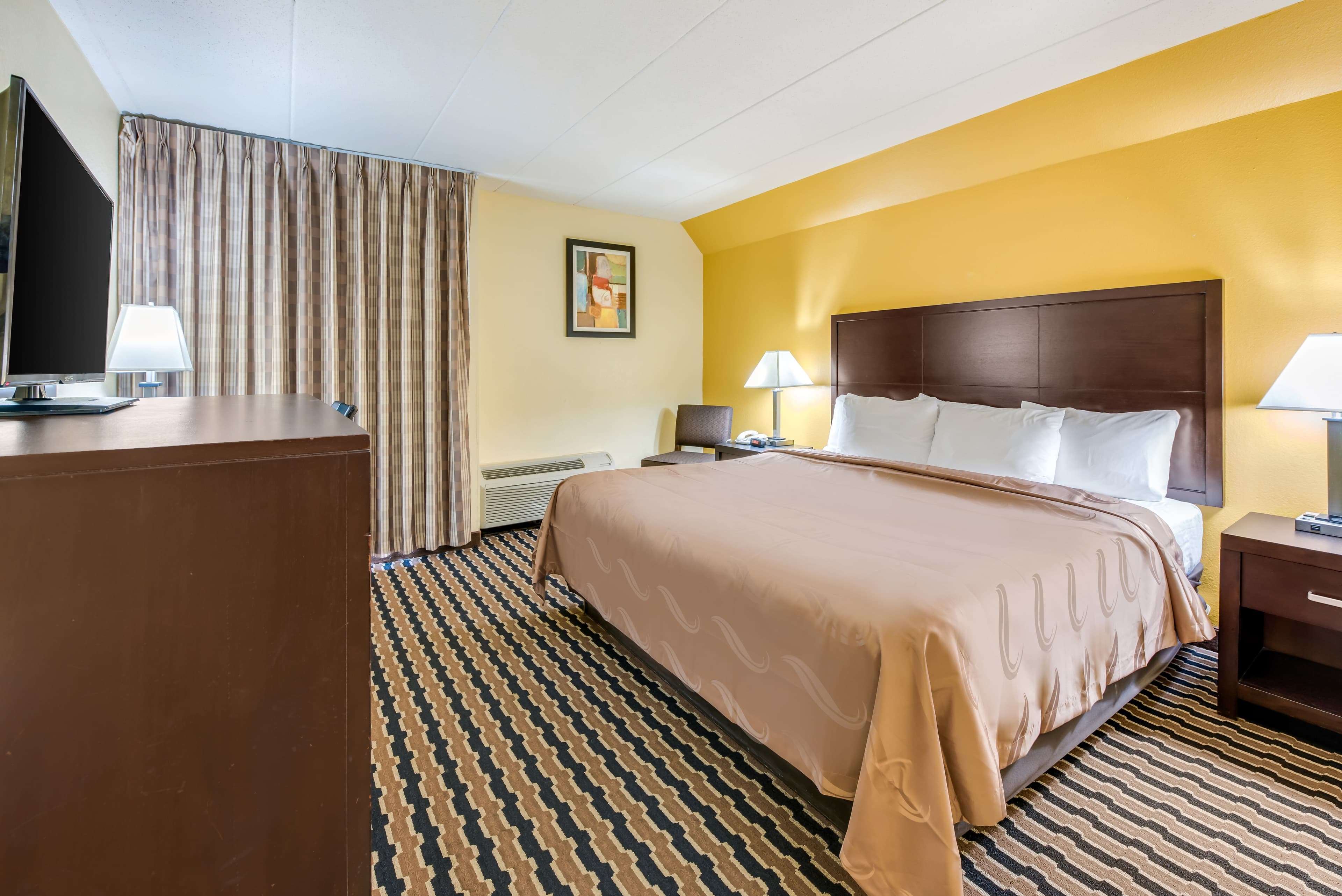 Quality Inn & Suites Cincinnati Uptown Norwood — 8