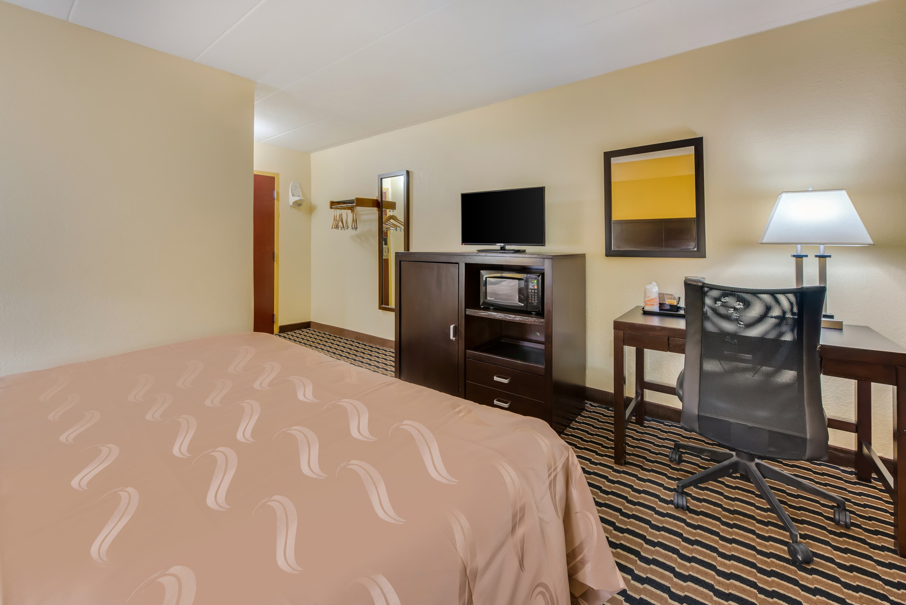 Quality Inn & Suites Cincinnati Uptown Norwood — 9