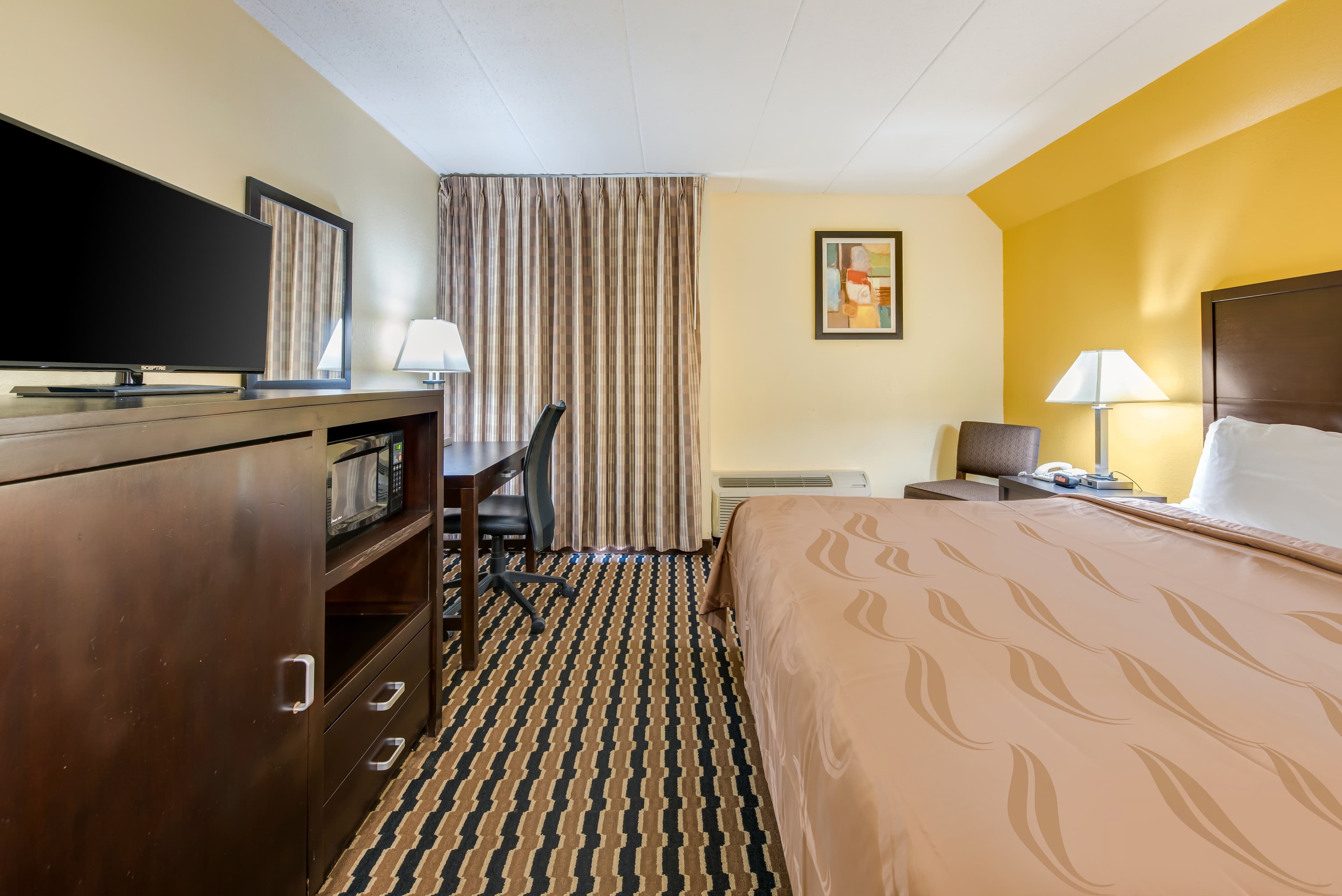 Quality Inn & Suites Cincinnati Uptown Norwood — 10