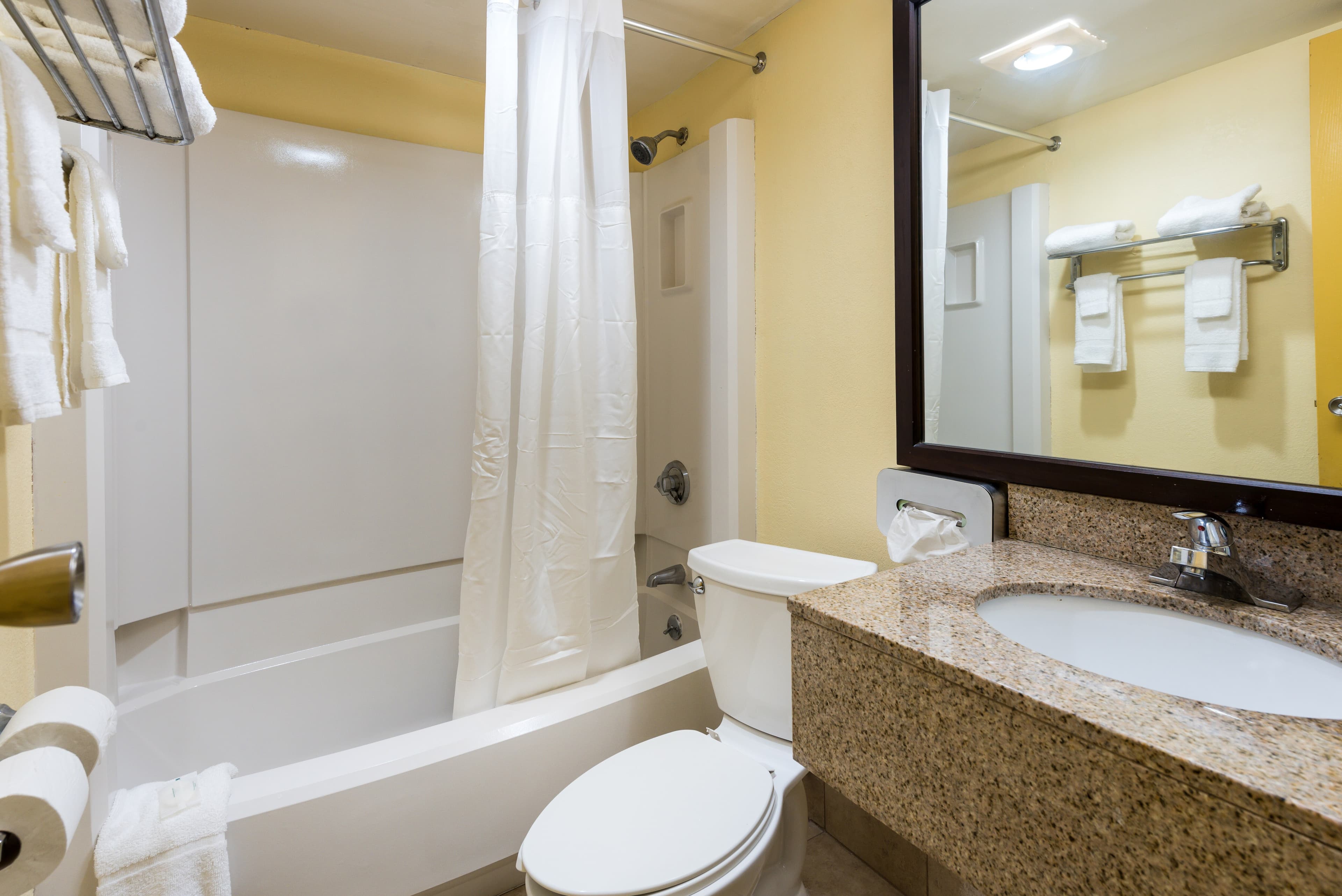 Quality Inn & Suites Cincinnati Uptown Norwood — 11