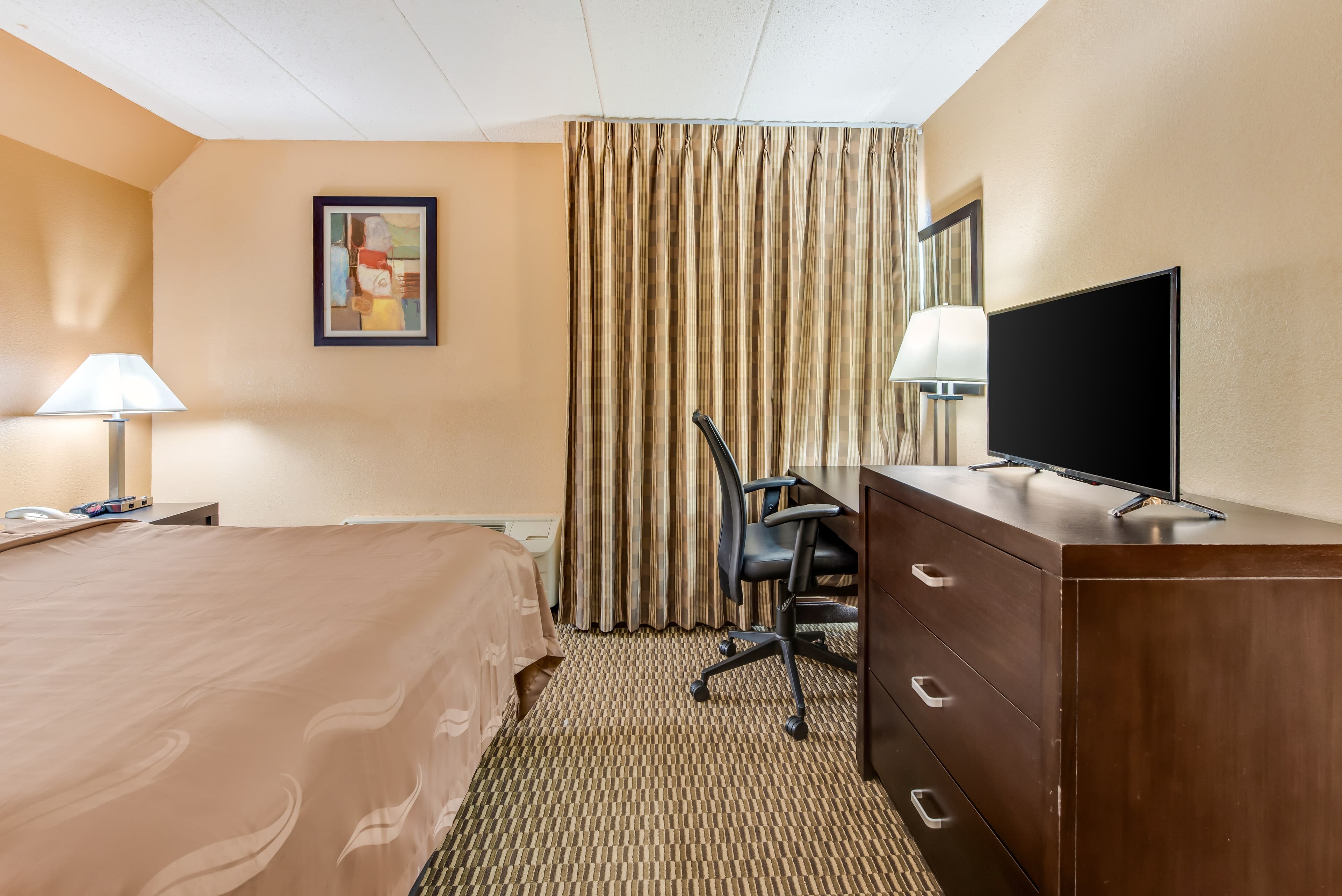 Quality Inn & Suites Cincinnati Uptown Norwood — 13