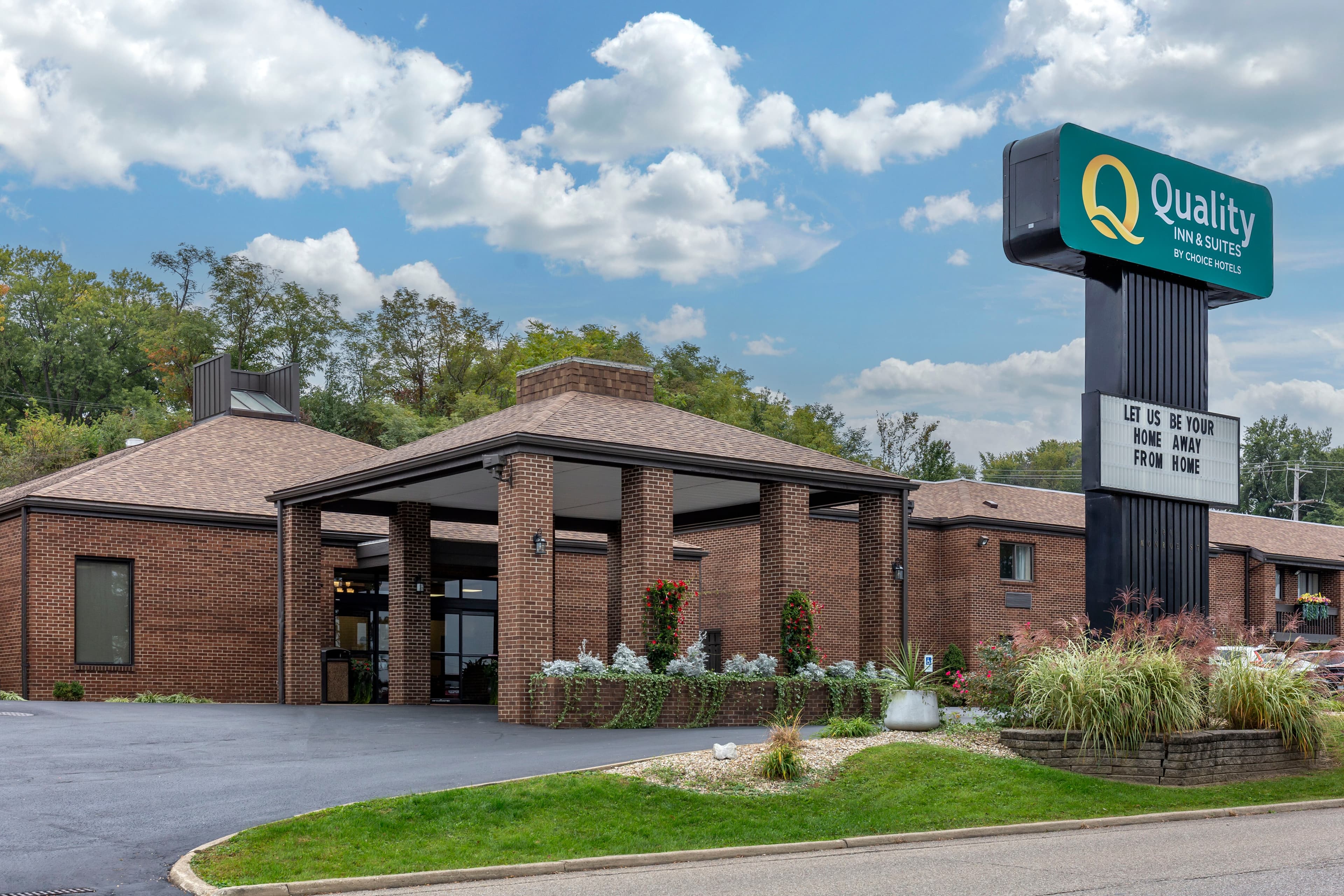 Quality Inn & Suites Zanesville City Center - Image 1