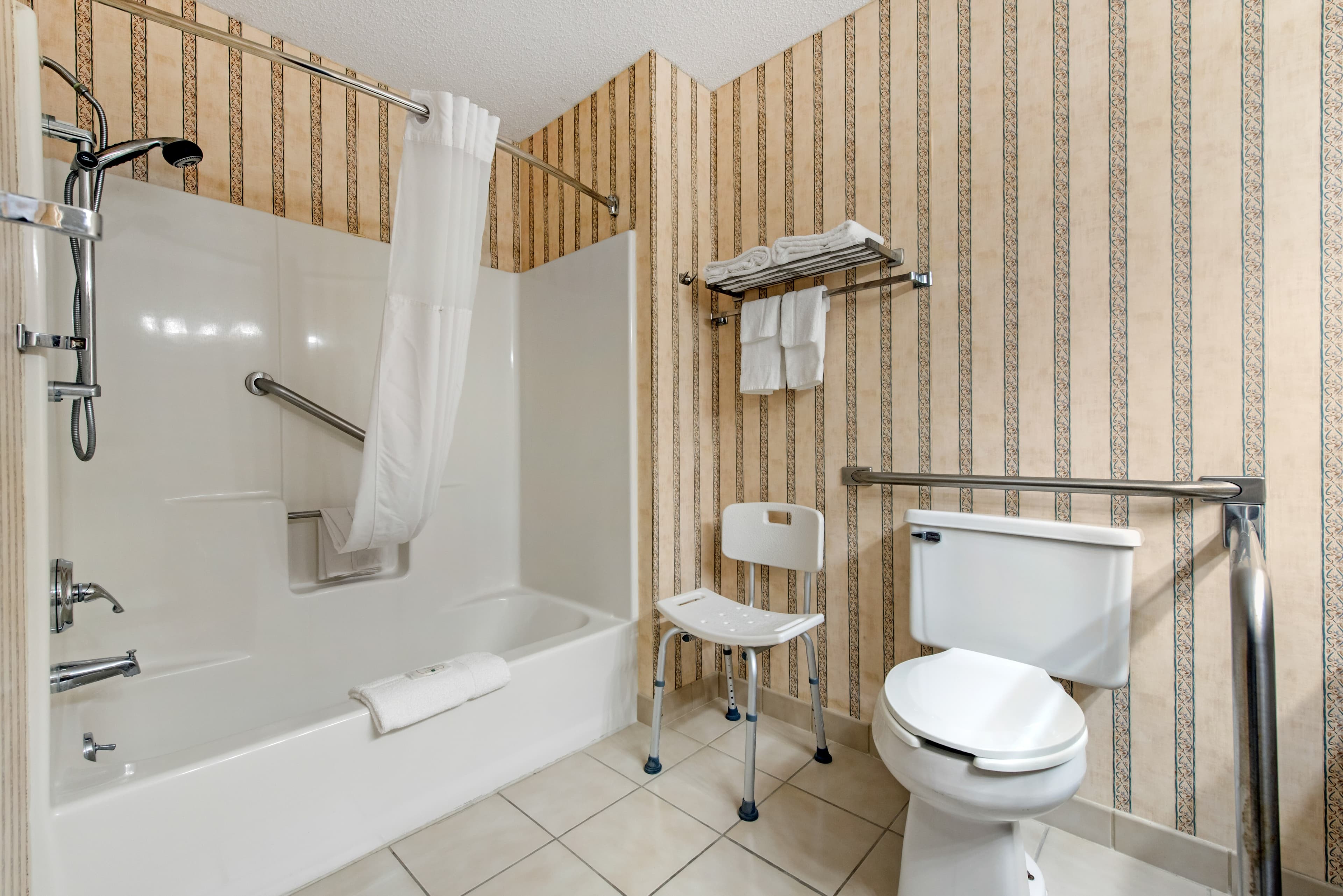 Quality Inn Fairborn near Wright Patterson AFB - Image 2