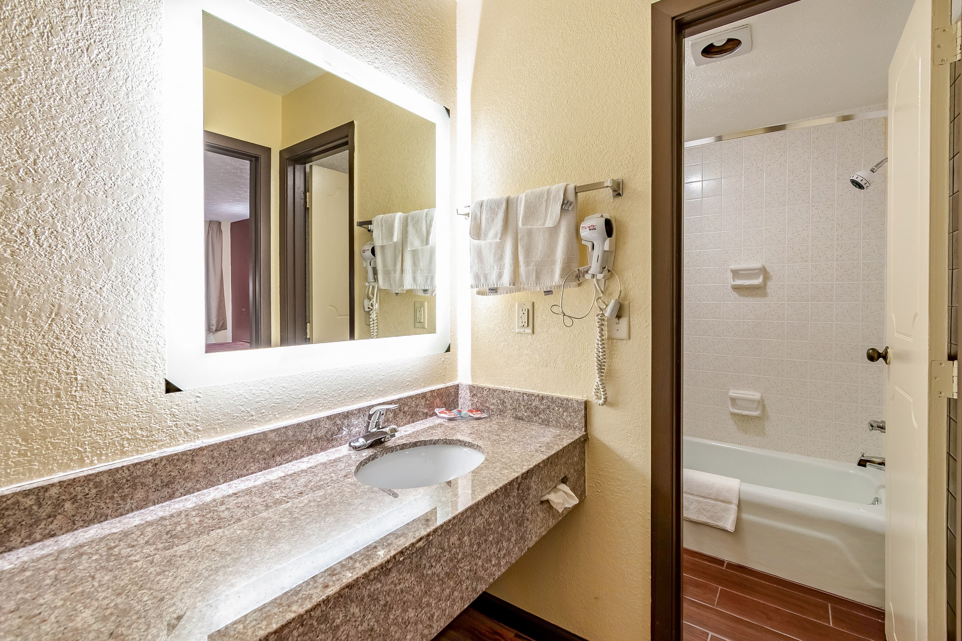 Econo Lodge Worthington - Columbus North - Image 5
