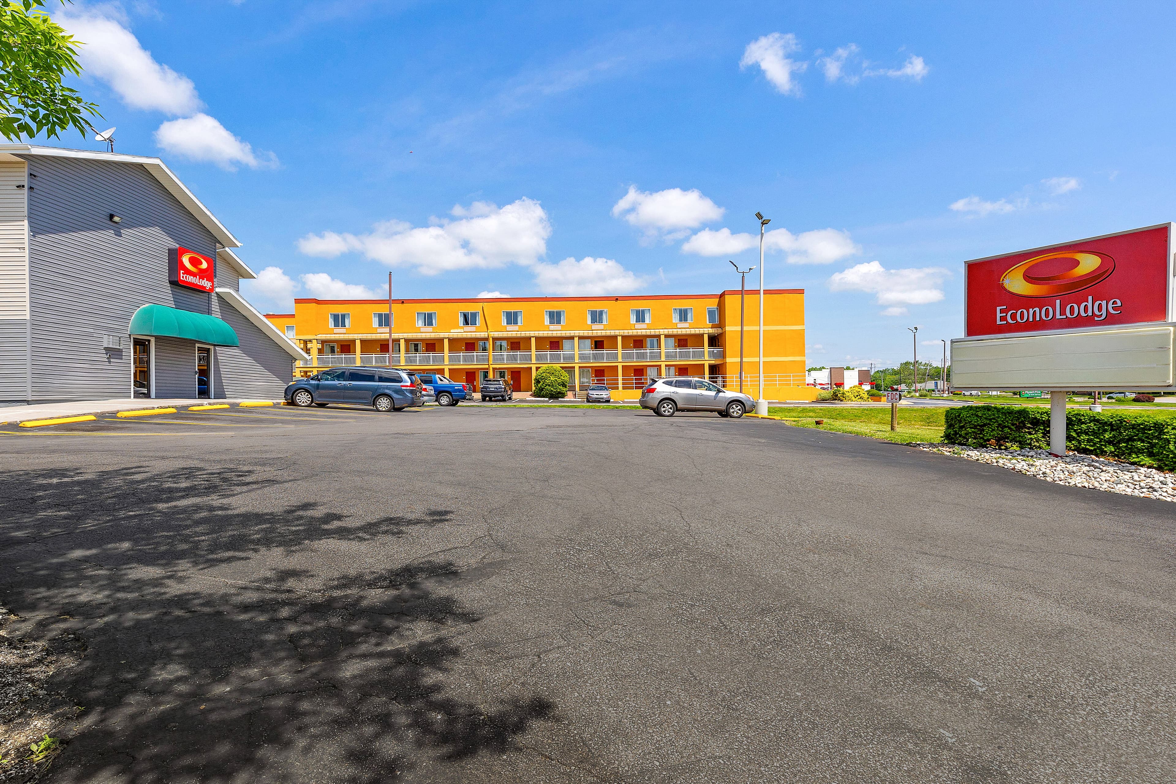 Econo Lodge Akron Copley Northwest - Image 1