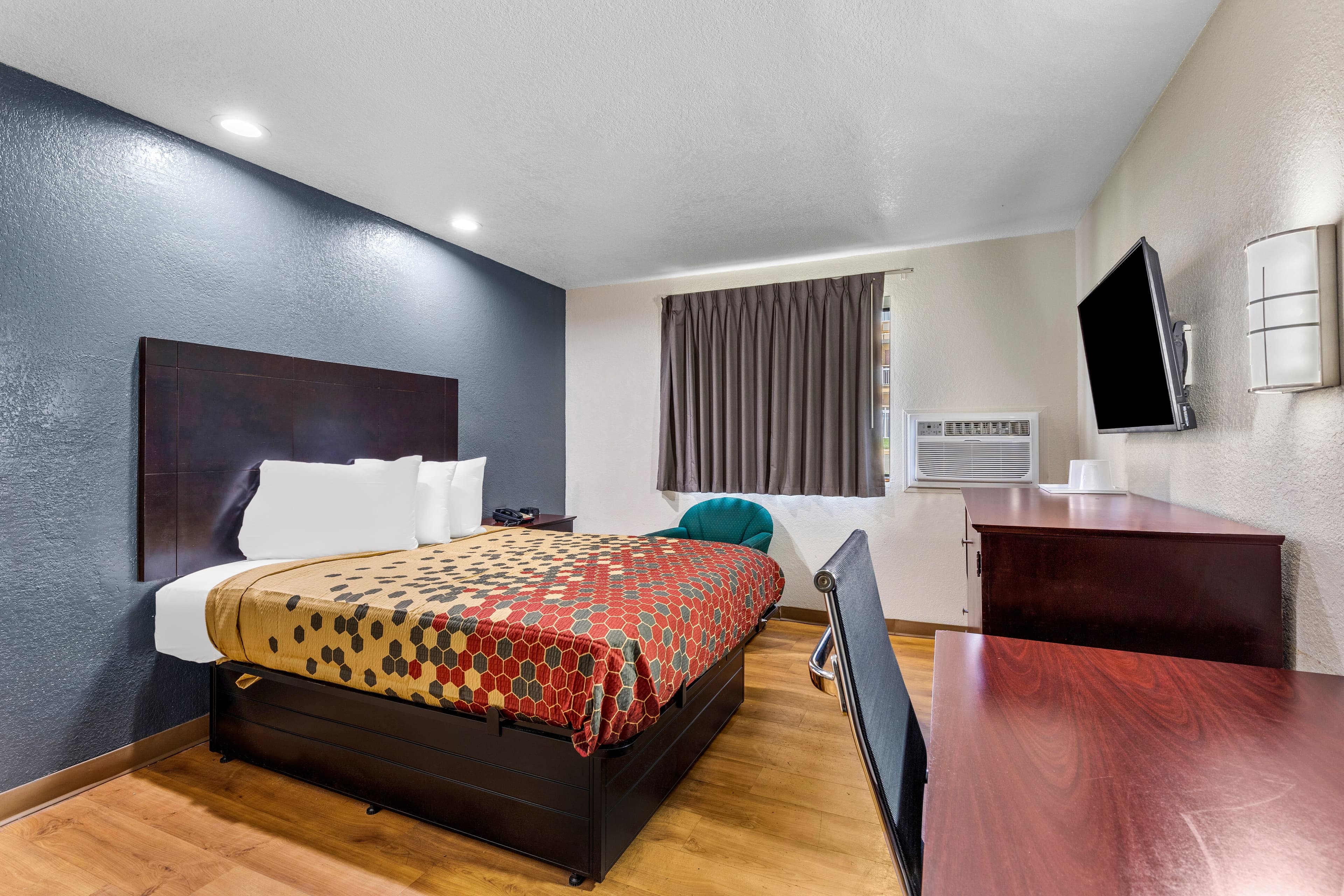 Econo Lodge Akron Copley Northwest - Image 2
